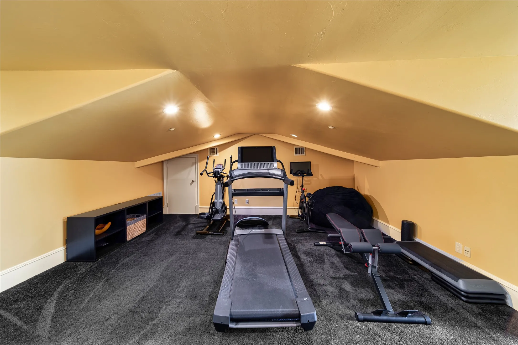 Single Family Residence For Rent in Dallas County , 3548 Bryn Mawr, University Park, Texas 75225, 5 Bedroom, 9 Bathroom, 3 Garage spaces, 9,550 Sqft, built in 2010, mls#21376672, Real Estate Agent in University Park, Homes For Rent in Dallas county, Homes For Rent in University Park, Realtor in University Park Texas, Real Estate Brokerage Independent Realty Texas, Luminita Cordes Realtor