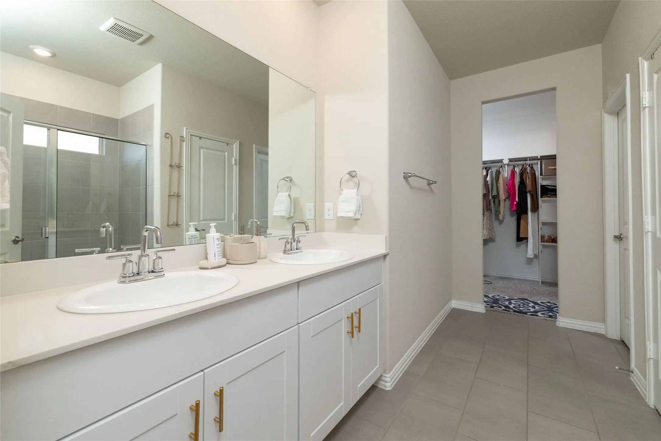 Dual sinks, oversize shower and large walk in closet