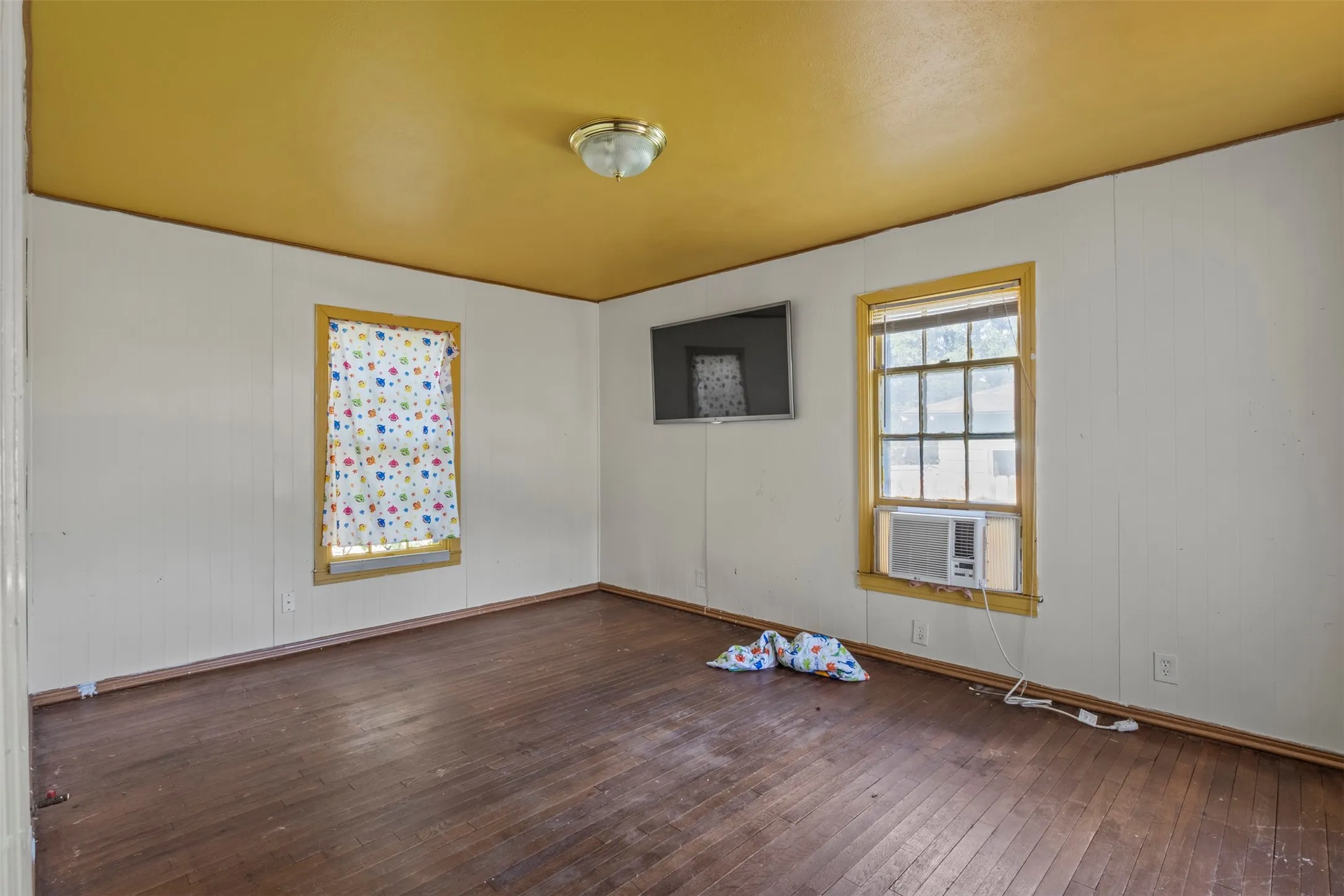 Single Family Residence For Sale in Tarrant County , 1301 E Ramsey Avenue, Fort Worth, Texas 76104, 3 Bedroom, 1 Bathroom, 2 Garage spaces, 1,016 Sqft, built in 1953, mls#21375479, Real Estate Agent in Fort Worth, Homes For Sale in Tarrant county, Homes For Sale in Fort Worth, Realtor in Fort Worth Texas, Real Estate Brokerage Independent Realty Texas, Luminita Cordes Realtor