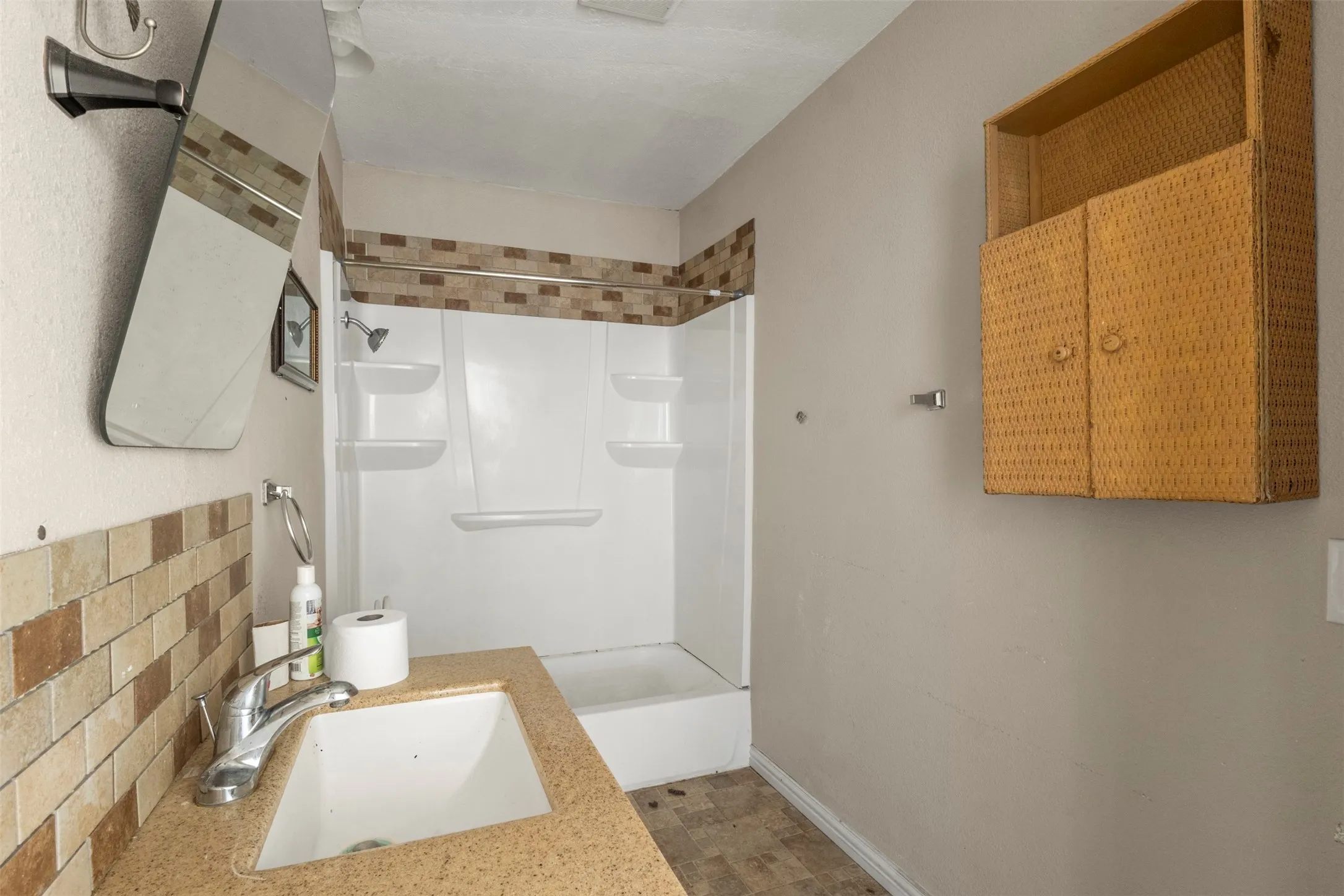 Single Family Residence For Sale in Tarrant County , 1301 E Ramsey Avenue, Fort Worth, Texas 76104, 3 Bedroom, 1 Bathroom, 2 Garage spaces, 1,016 Sqft, built in 1953, mls#21375479, Real Estate Agent in Fort Worth, Homes For Sale in Tarrant county, Homes For Sale in Fort Worth, Realtor in Fort Worth Texas, Real Estate Brokerage Independent Realty Texas, Luminita Cordes Realtor