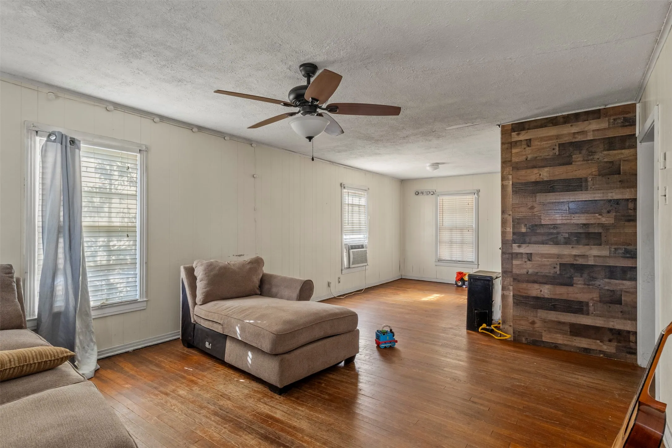 Single Family Residence For Sale in Tarrant County , 1301 E Ramsey Avenue, Fort Worth, Texas 76104, 3 Bedroom, 1 Bathroom, 2 Garage spaces, 1,016 Sqft, built in 1953, mls#21375479, Real Estate Agent in Fort Worth, Homes For Sale in Tarrant county, Homes For Sale in Fort Worth, Realtor in Fort Worth Texas, Real Estate Brokerage Independent Realty Texas, Luminita Cordes Realtor