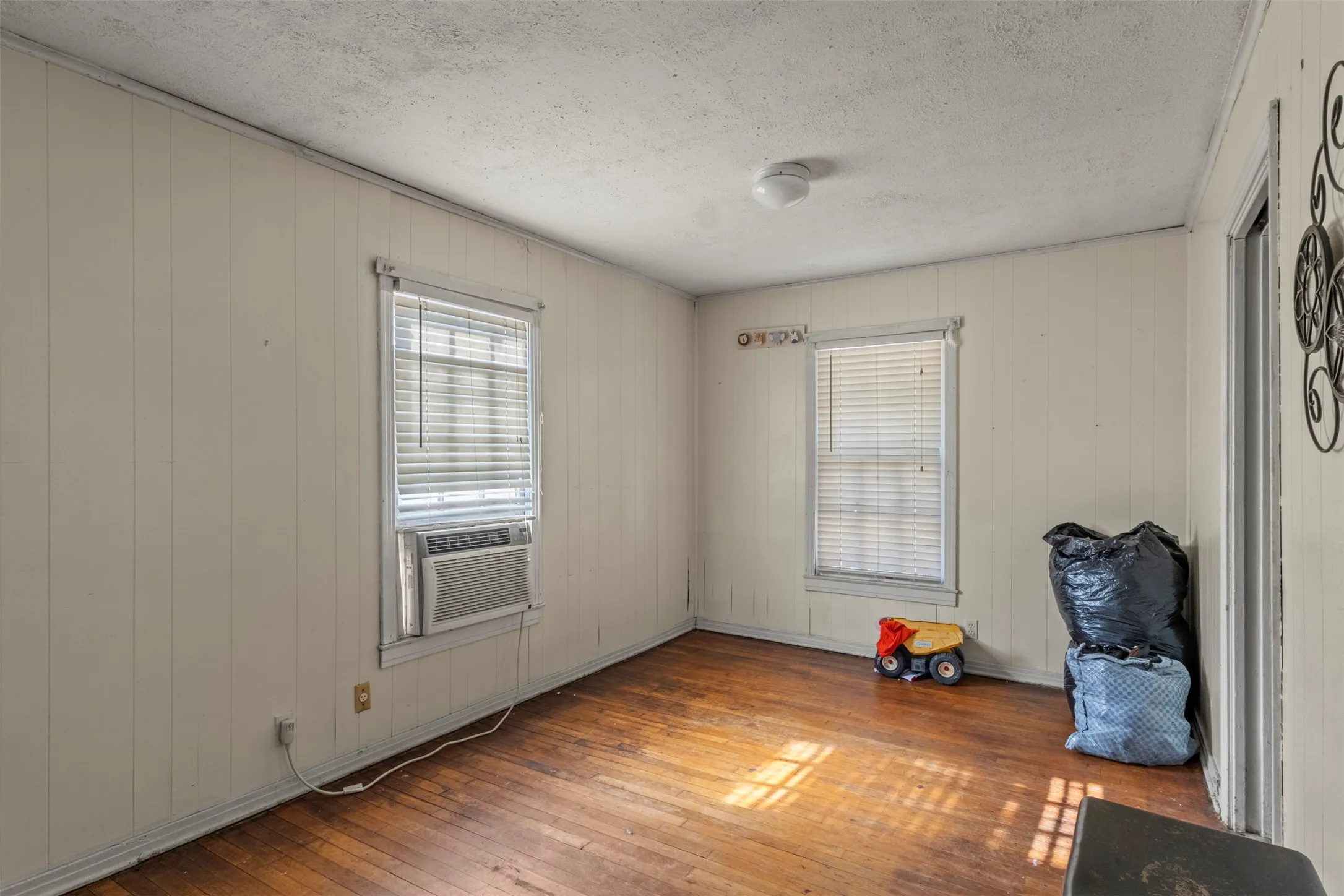 Single Family Residence For Sale in Tarrant County , 1301 E Ramsey Avenue, Fort Worth, Texas 76104, 3 Bedroom, 1 Bathroom, 2 Garage spaces, 1,016 Sqft, built in 1953, mls#21375479, Real Estate Agent in Fort Worth, Homes For Sale in Tarrant county, Homes For Sale in Fort Worth, Realtor in Fort Worth Texas, Real Estate Brokerage Independent Realty Texas, Luminita Cordes Realtor