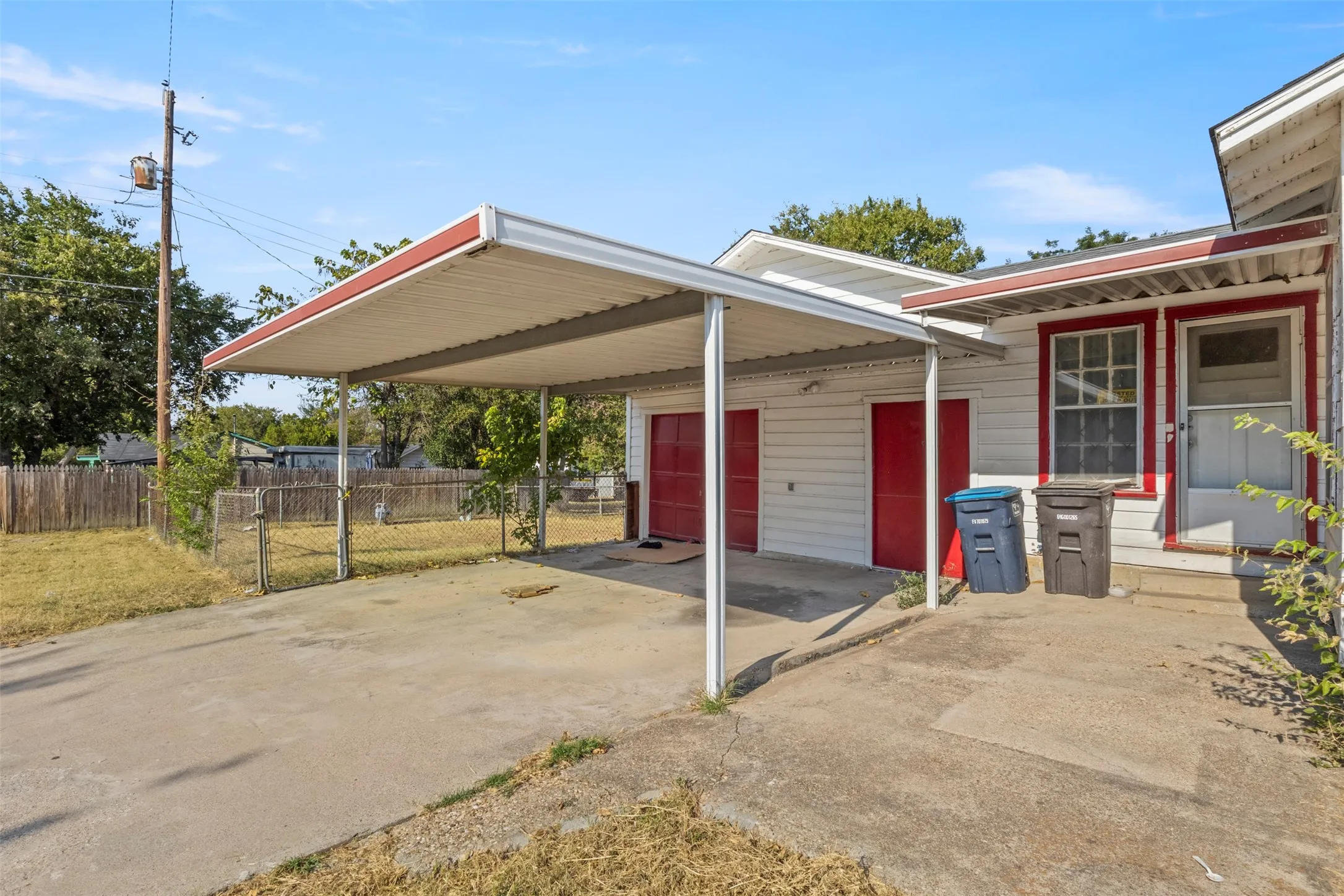 Single Family Residence For Sale in Tarrant County , 1301 E Ramsey Avenue, Fort Worth, Texas 76104, 3 Bedroom, 1 Bathroom, 2 Garage spaces, 1,016 Sqft, built in 1953, mls#21375479, Real Estate Agent in Fort Worth, Homes For Sale in Tarrant county, Homes For Sale in Fort Worth, Realtor in Fort Worth Texas, Real Estate Brokerage Independent Realty Texas, Luminita Cordes Realtor