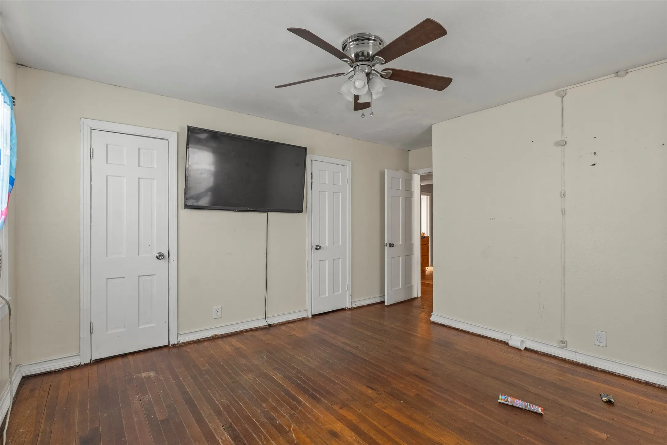 Single Family Residence For Sale in Tarrant County , 1301 E Ramsey Avenue, Fort Worth, Texas 76104, 3 Bedroom, 1 Bathroom, 2 Garage spaces, 1,016 Sqft, built in 1953, mls#21375479, Real Estate Agent in Fort Worth, Homes For Sale in Tarrant county, Homes For Sale in Fort Worth, Realtor in Fort Worth Texas, Real Estate Brokerage Independent Realty Texas, Luminita Cordes Realtor