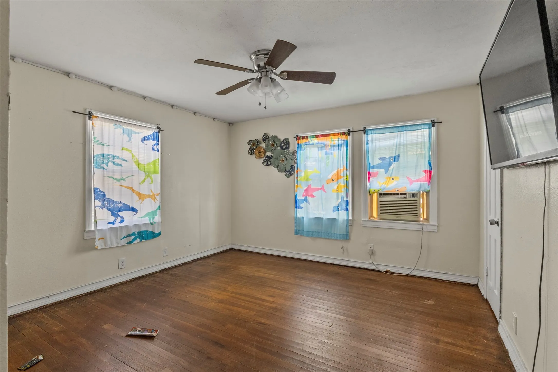 Single Family Residence For Sale in Tarrant County , 1301 E Ramsey Avenue, Fort Worth, Texas 76104, 3 Bedroom, 1 Bathroom, 2 Garage spaces, 1,016 Sqft, built in 1953, mls#21375479, Real Estate Agent in Fort Worth, Homes For Sale in Tarrant county, Homes For Sale in Fort Worth, Realtor in Fort Worth Texas, Real Estate Brokerage Independent Realty Texas, Luminita Cordes Realtor