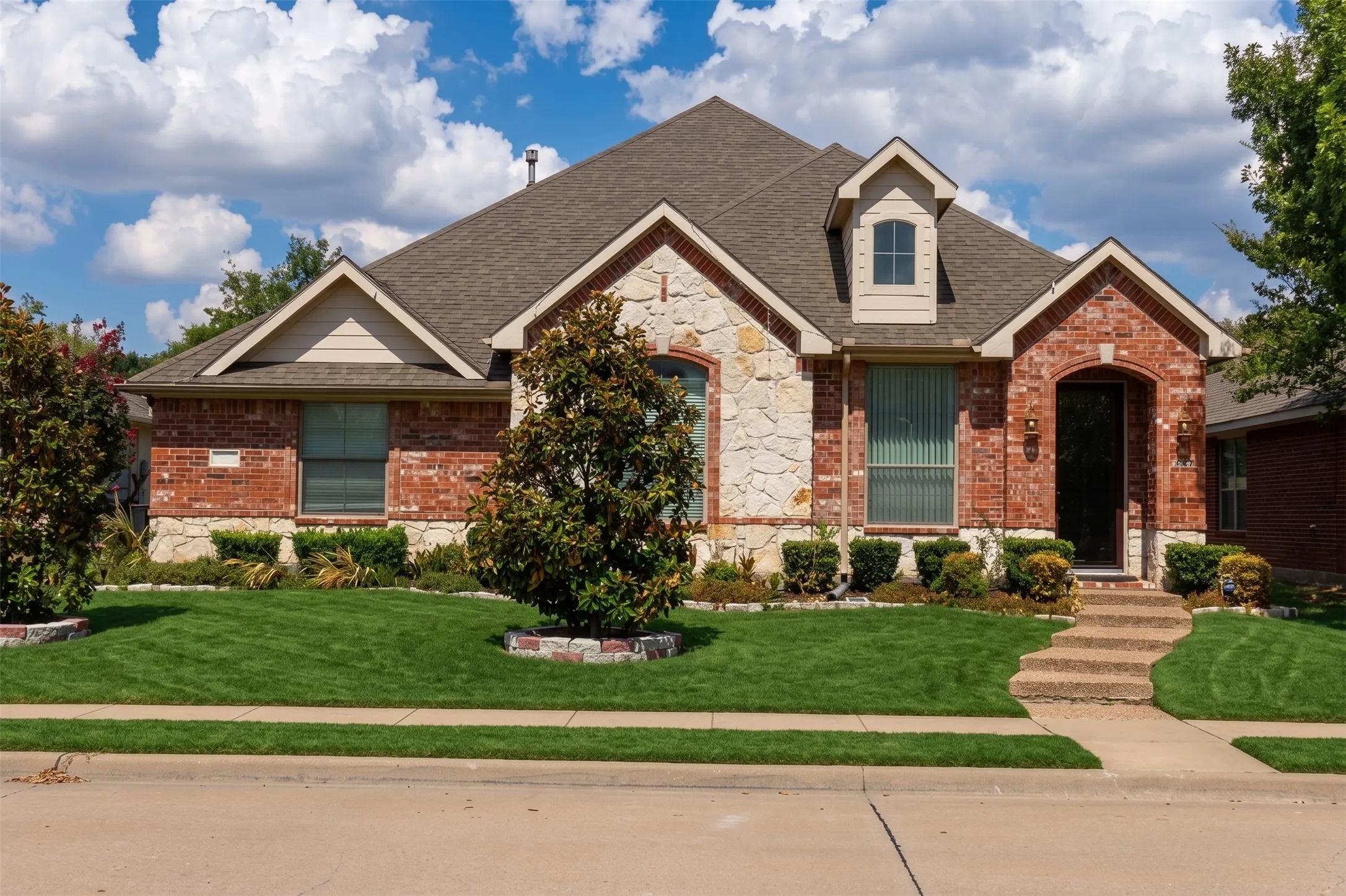 Single Family Residence For Rent in Dallas County , 909 Blazing Star Drive, Garland, Texas 75043, 4 Bedroom, 3 Bathroom, 3 Garage spaces, 2,754 Sqft, built in 2005, mls#21376541, Real Estate Agent in Garland, Homes For Rent in Dallas county, Homes For Rent in Garland, Realtor in Garland Texas, Real Estate Brokerage Independent Realty Texas, Luminita Cordes Realtor