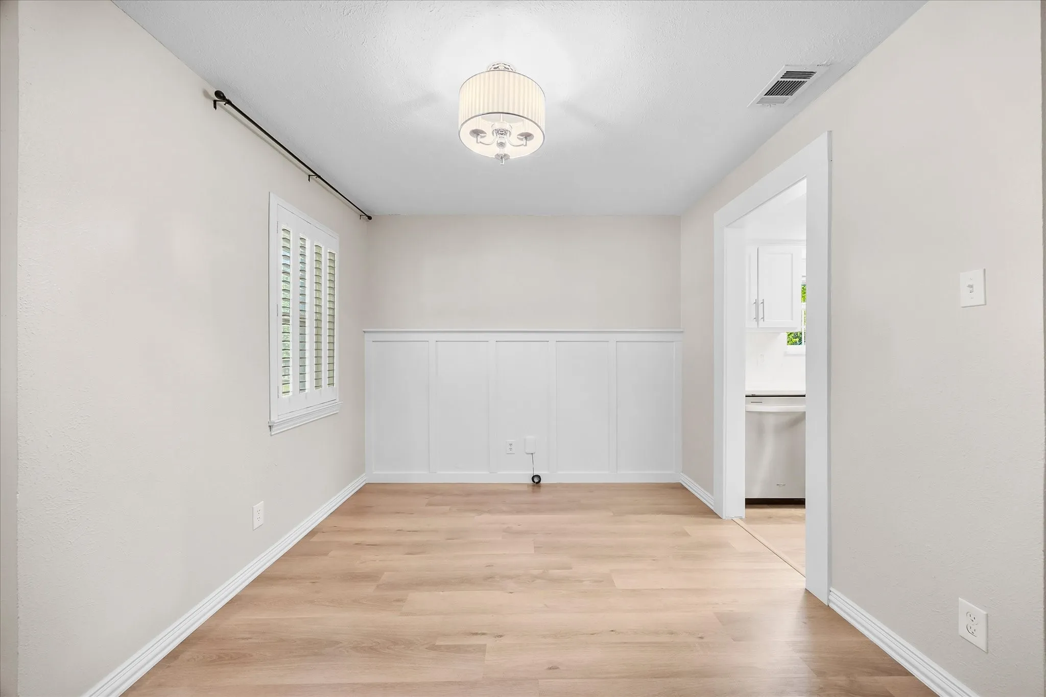 Lovely dining area is perfect for hosting your family gatherings and events.