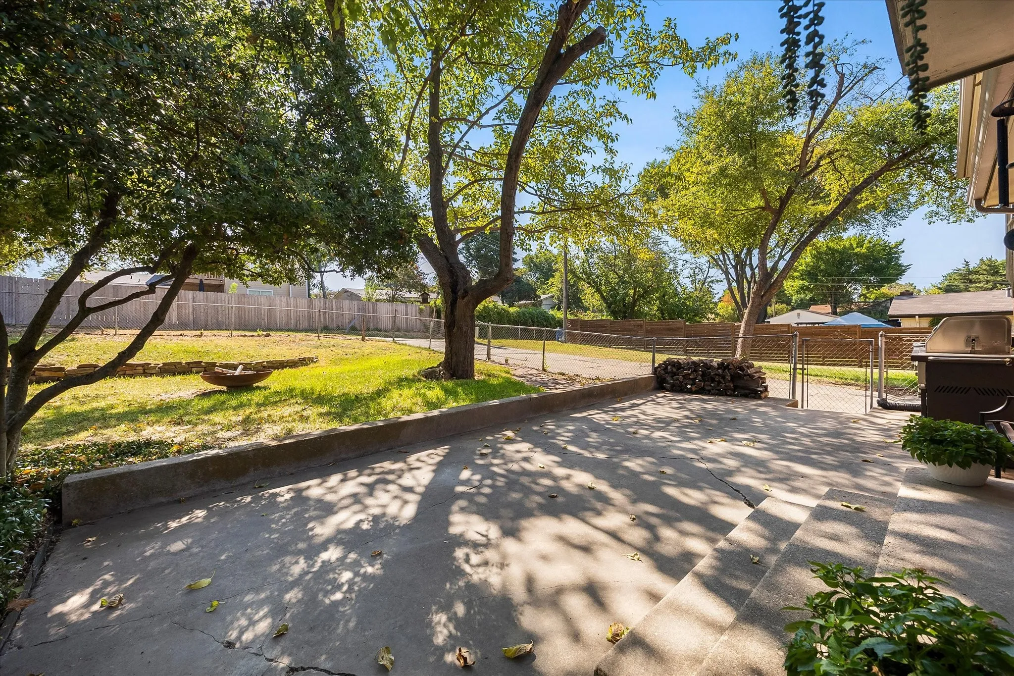Room for outdoor entertaining here!