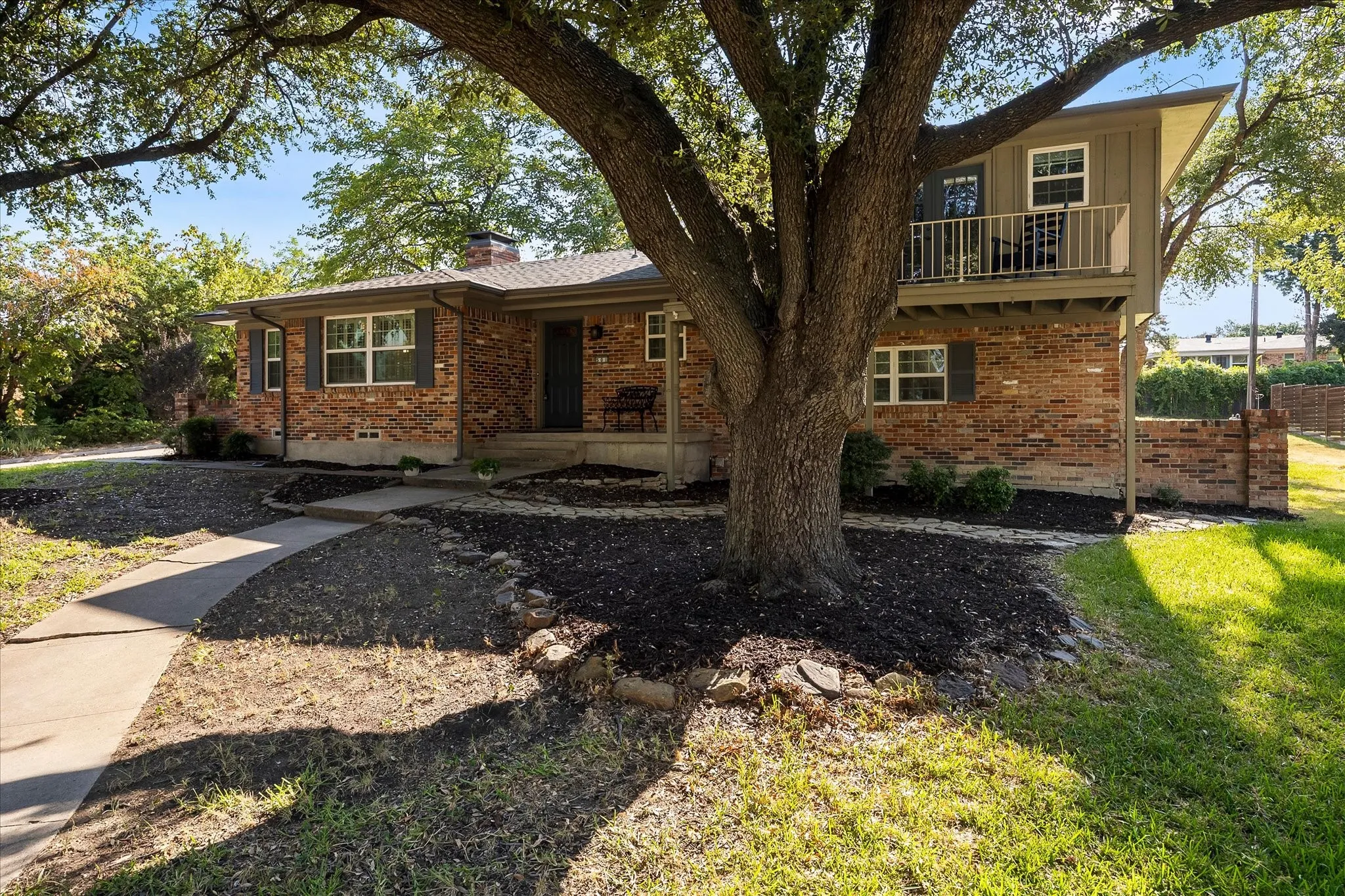 Single Family Residence For Sale in Rockwall County , 501 Ridgeview Drive, Rockwall, Texas 75087, 3 Bedroom, 2 Bathroom, 2 Garage spaces, 1,755 Sqft, built in 1968, mls#21374927, Real Estate Agent in Rockwall, Homes For Sale in Rockwall county, Homes For Sale in Rockwall, Realtor in Rockwall Texas, Real Estate Brokerage Independent Realty Texas, Luminita Cordes Realtor