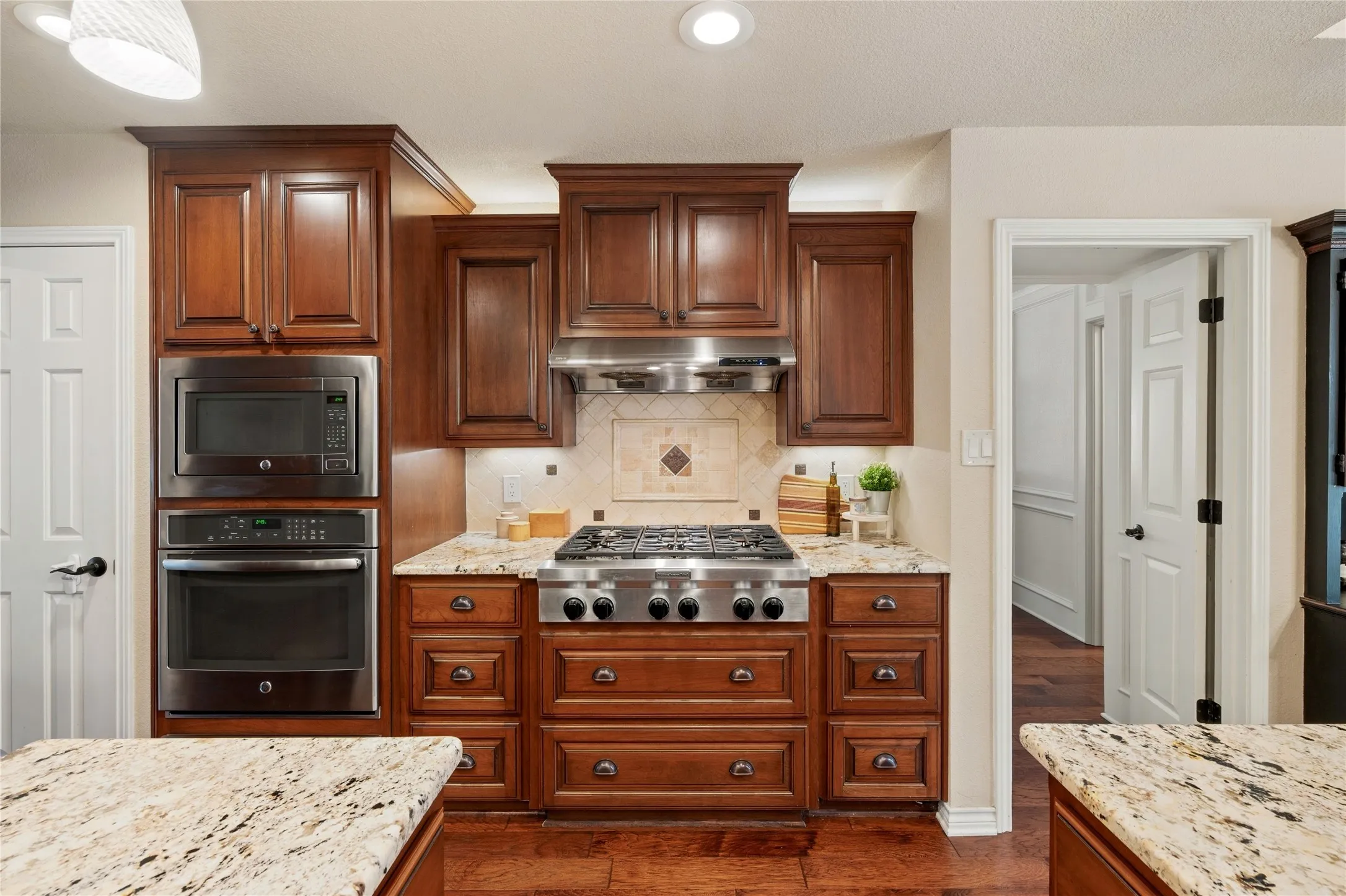 Single Family Residence For Sale in Tarrant County , 3005 Glasgow Drive, Arlington, Texas 76015, 3 Bedroom, 3 Bathroom, 2 Garage spaces, 3,218 Sqft, built in 1978, mls#21373526, Real Estate Agent in Arlington, Homes For Sale in Tarrant county, Homes For Sale in Arlington, Realtor in Arlington Texas, Real Estate Brokerage Independent Realty Texas, Luminita Cordes Realtor