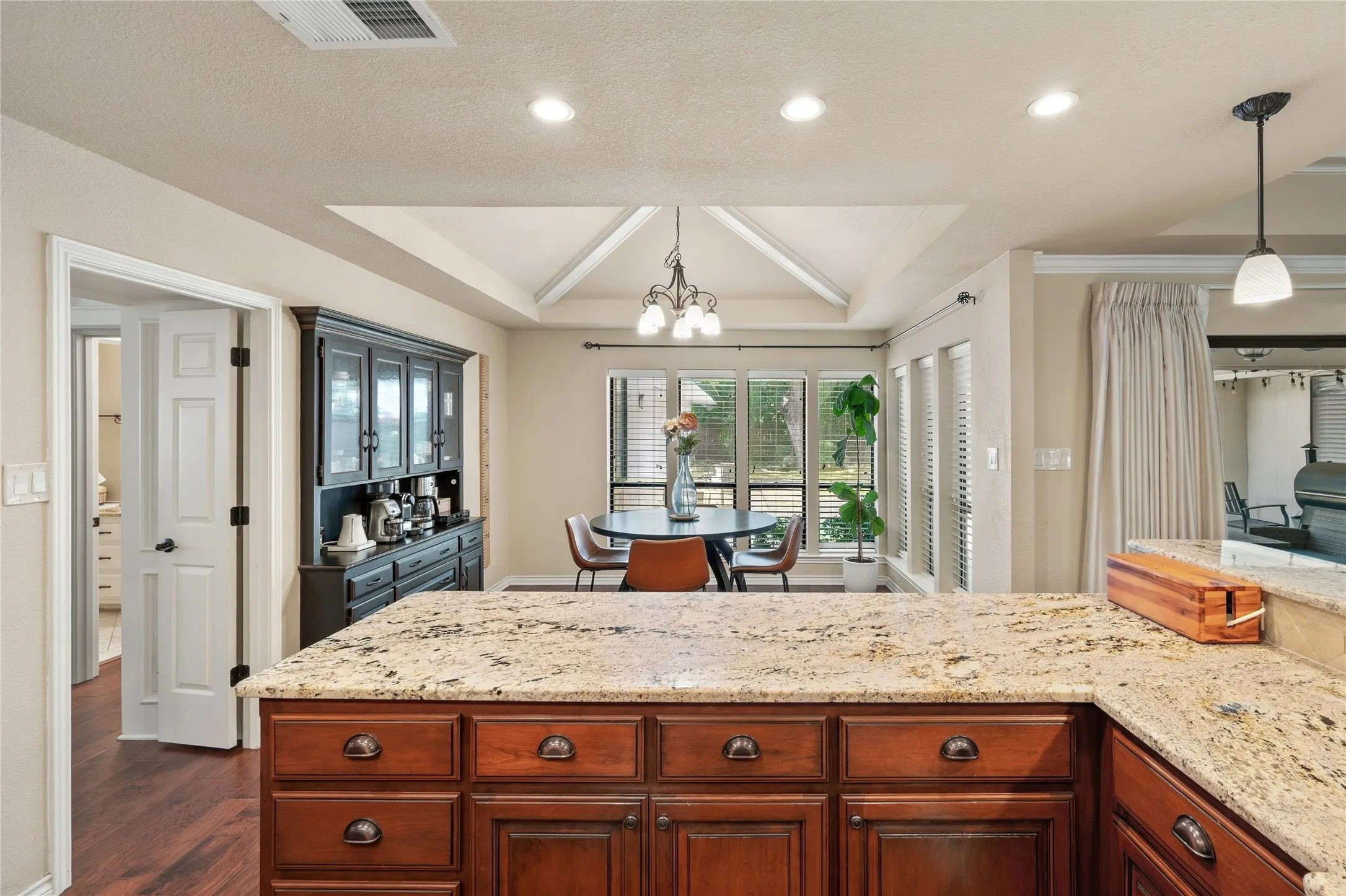 Single Family Residence For Sale in Tarrant County , 3005 Glasgow Drive, Arlington, Texas 76015, 3 Bedroom, 3 Bathroom, 2 Garage spaces, 3,218 Sqft, built in 1978, mls#21373526, Real Estate Agent in Arlington, Homes For Sale in Tarrant county, Homes For Sale in Arlington, Realtor in Arlington Texas, Real Estate Brokerage Independent Realty Texas, Luminita Cordes Realtor