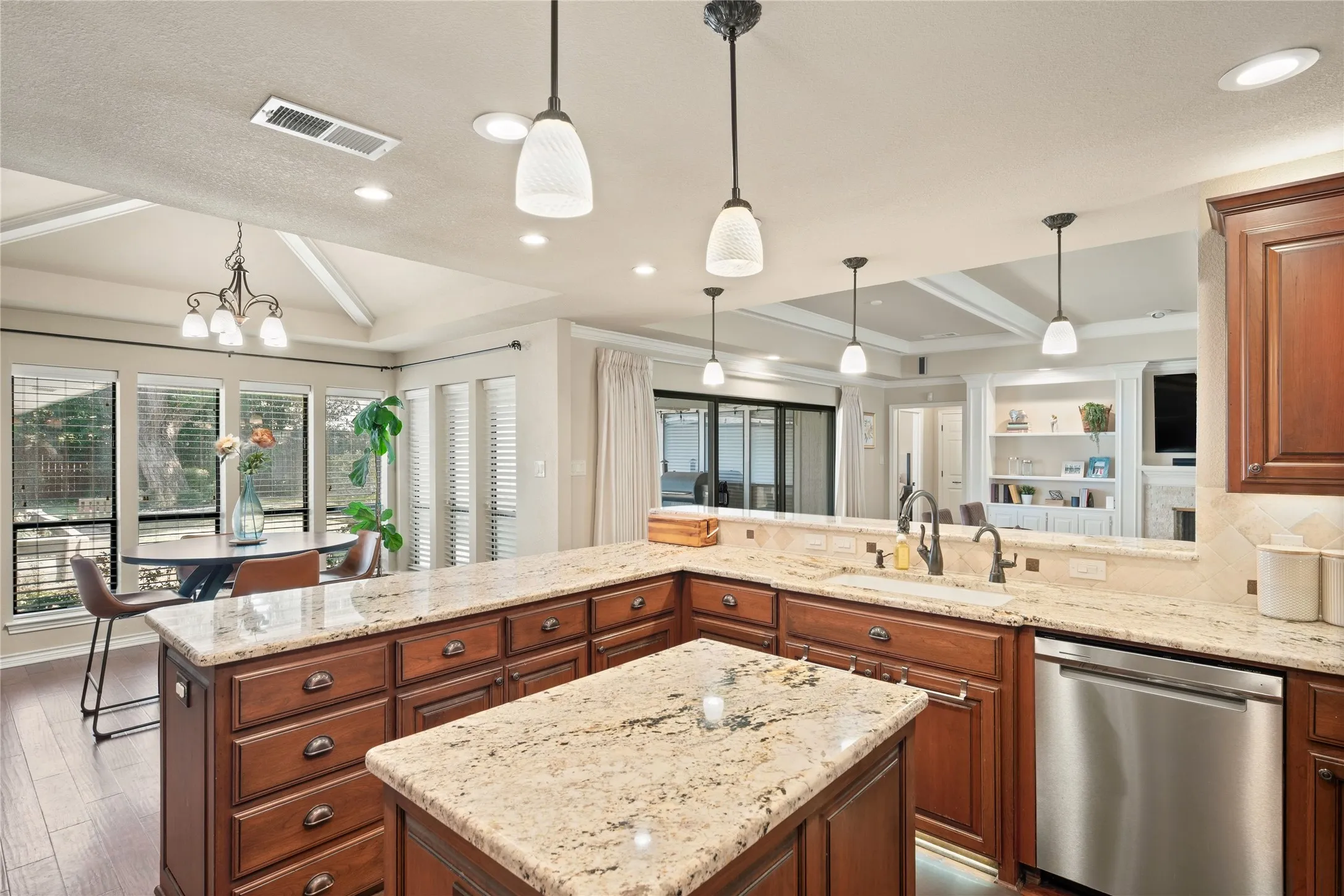 Single Family Residence For Sale in Tarrant County , 3005 Glasgow Drive, Arlington, Texas 76015, 3 Bedroom, 3 Bathroom, 2 Garage spaces, 3,218 Sqft, built in 1978, mls#21373526, Real Estate Agent in Arlington, Homes For Sale in Tarrant county, Homes For Sale in Arlington, Realtor in Arlington Texas, Real Estate Brokerage Independent Realty Texas, Luminita Cordes Realtor
