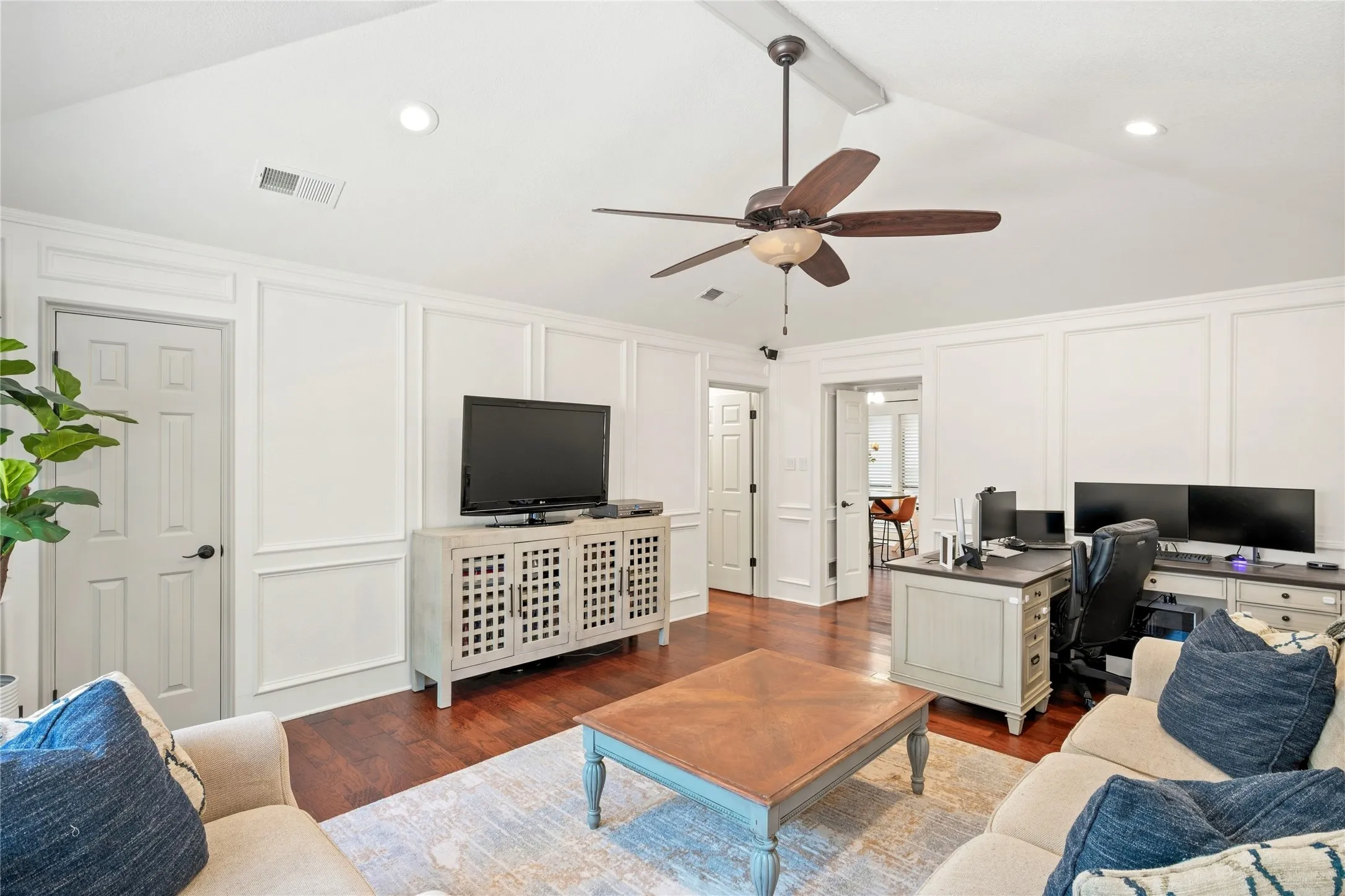 Single Family Residence For Sale in Tarrant County , 3005 Glasgow Drive, Arlington, Texas 76015, 3 Bedroom, 3 Bathroom, 2 Garage spaces, 3,218 Sqft, built in 1978, mls#21373526, Real Estate Agent in Arlington, Homes For Sale in Tarrant county, Homes For Sale in Arlington, Realtor in Arlington Texas, Real Estate Brokerage Independent Realty Texas, Luminita Cordes Realtor