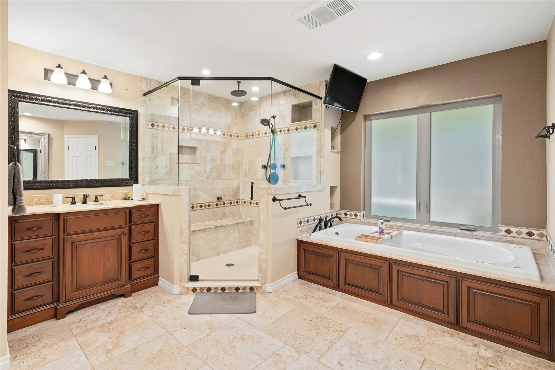 Single Family Residence For Sale in Tarrant County , 3005 Glasgow Drive, Arlington, Texas 76015, 3 Bedroom, 3 Bathroom, 2 Garage spaces, 3,218 Sqft, built in 1978, mls#21373526, Real Estate Agent in Arlington, Homes For Sale in Tarrant county, Homes For Sale in Arlington, Realtor in Arlington Texas, Real Estate Brokerage Independent Realty Texas, Luminita Cordes Realtor