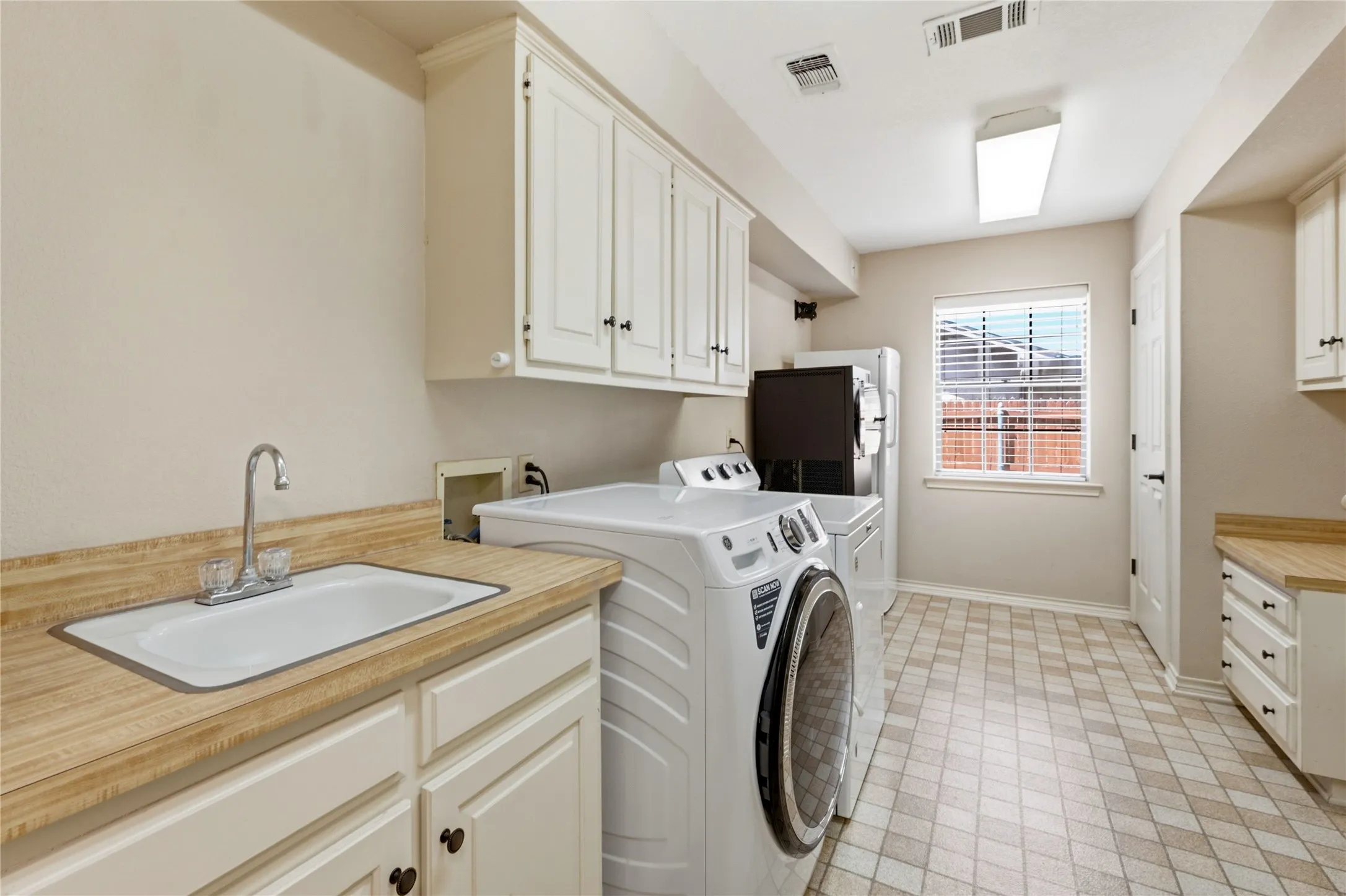 Single Family Residence For Sale in Tarrant County , 3005 Glasgow Drive, Arlington, Texas 76015, 3 Bedroom, 3 Bathroom, 2 Garage spaces, 3,218 Sqft, built in 1978, mls#21373526, Real Estate Agent in Arlington, Homes For Sale in Tarrant county, Homes For Sale in Arlington, Realtor in Arlington Texas, Real Estate Brokerage Independent Realty Texas, Luminita Cordes Realtor
