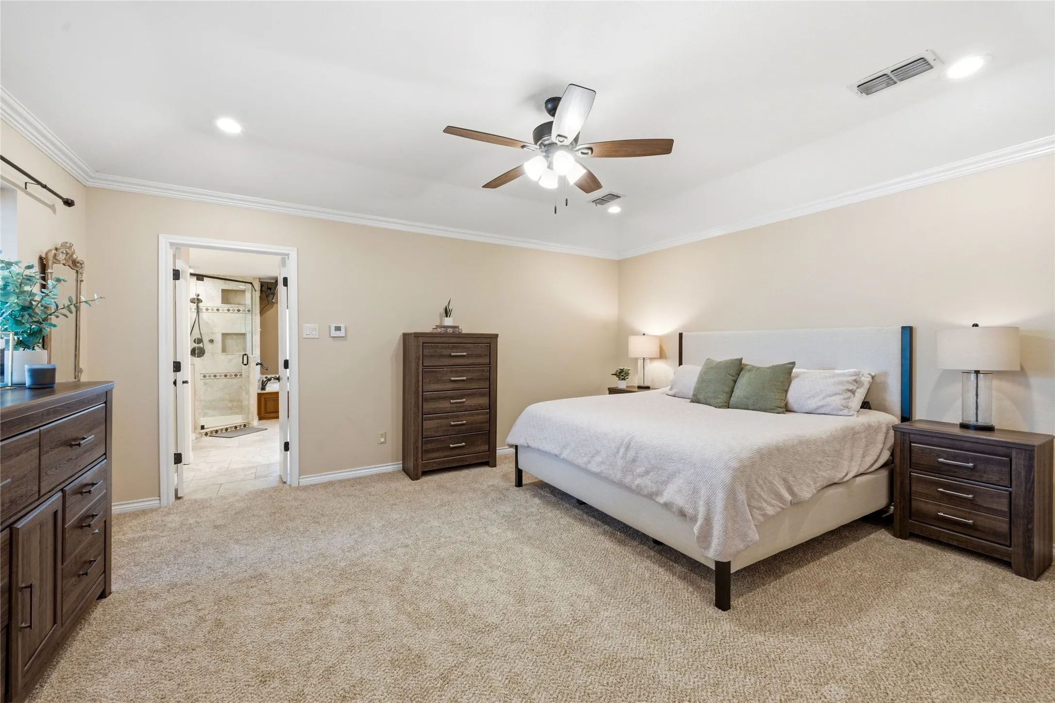 Single Family Residence For Sale in Tarrant County , 3005 Glasgow Drive, Arlington, Texas 76015, 3 Bedroom, 3 Bathroom, 2 Garage spaces, 3,218 Sqft, built in 1978, mls#21373526, Real Estate Agent in Arlington, Homes For Sale in Tarrant county, Homes For Sale in Arlington, Realtor in Arlington Texas, Real Estate Brokerage Independent Realty Texas, Luminita Cordes Realtor