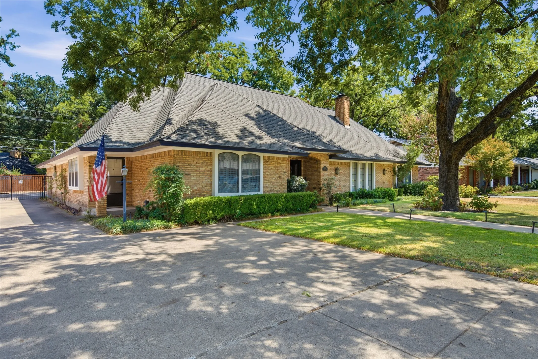 Single Family Residence For Sale in Tarrant County , 3005 Glasgow Drive, Arlington, Texas 76015, 3 Bedroom, 3 Bathroom, 2 Garage spaces, 3,218 Sqft, built in 1978, mls#21373526, Real Estate Agent in Arlington, Homes For Sale in Tarrant county, Homes For Sale in Arlington, Realtor in Arlington Texas, Real Estate Brokerage Independent Realty Texas, Luminita Cordes Realtor