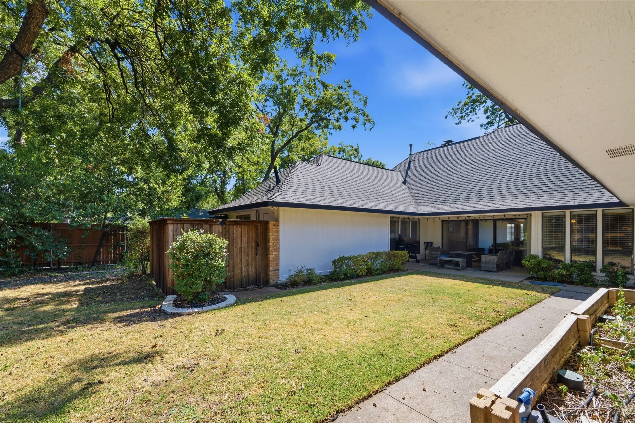 Single Family Residence For Sale in Tarrant County , 3005 Glasgow Drive, Arlington, Texas 76015, 3 Bedroom, 3 Bathroom, 2 Garage spaces, 3,218 Sqft, built in 1978, mls#21373526, Real Estate Agent in Arlington, Homes For Sale in Tarrant county, Homes For Sale in Arlington, Realtor in Arlington Texas, Real Estate Brokerage Independent Realty Texas, Luminita Cordes Realtor