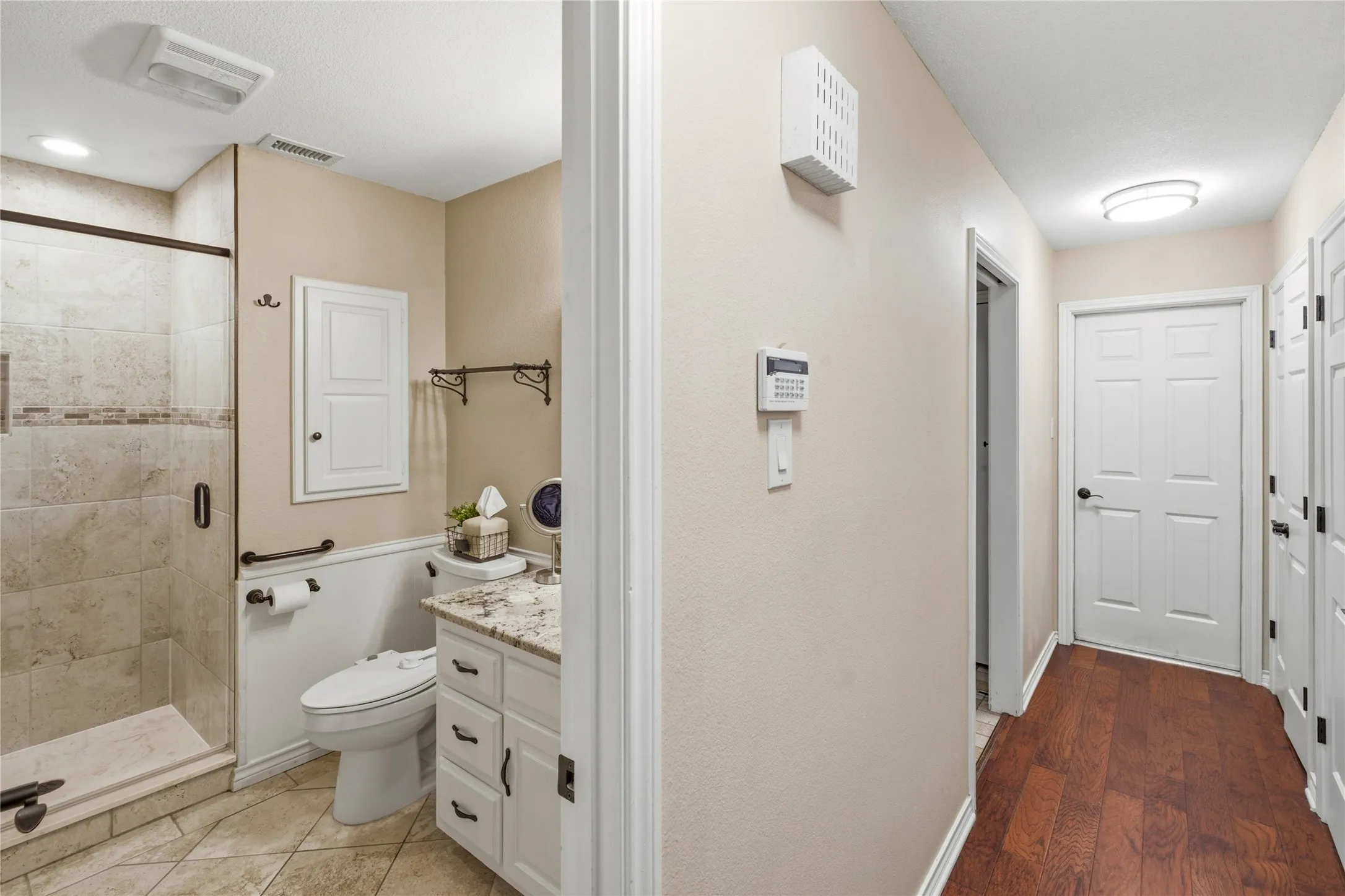 Single Family Residence For Sale in Tarrant County , 3005 Glasgow Drive, Arlington, Texas 76015, 3 Bedroom, 3 Bathroom, 2 Garage spaces, 3,218 Sqft, built in 1978, mls#21373526, Real Estate Agent in Arlington, Homes For Sale in Tarrant county, Homes For Sale in Arlington, Realtor in Arlington Texas, Real Estate Brokerage Independent Realty Texas, Luminita Cordes Realtor