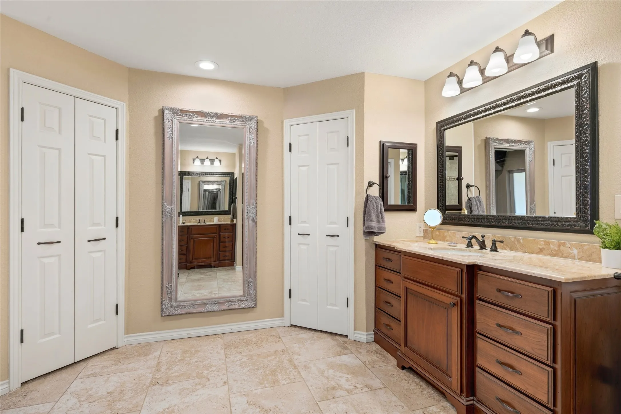 Single Family Residence For Sale in Tarrant County , 3005 Glasgow Drive, Arlington, Texas 76015, 3 Bedroom, 3 Bathroom, 2 Garage spaces, 3,218 Sqft, built in 1978, mls#21373526, Real Estate Agent in Arlington, Homes For Sale in Tarrant county, Homes For Sale in Arlington, Realtor in Arlington Texas, Real Estate Brokerage Independent Realty Texas, Luminita Cordes Realtor