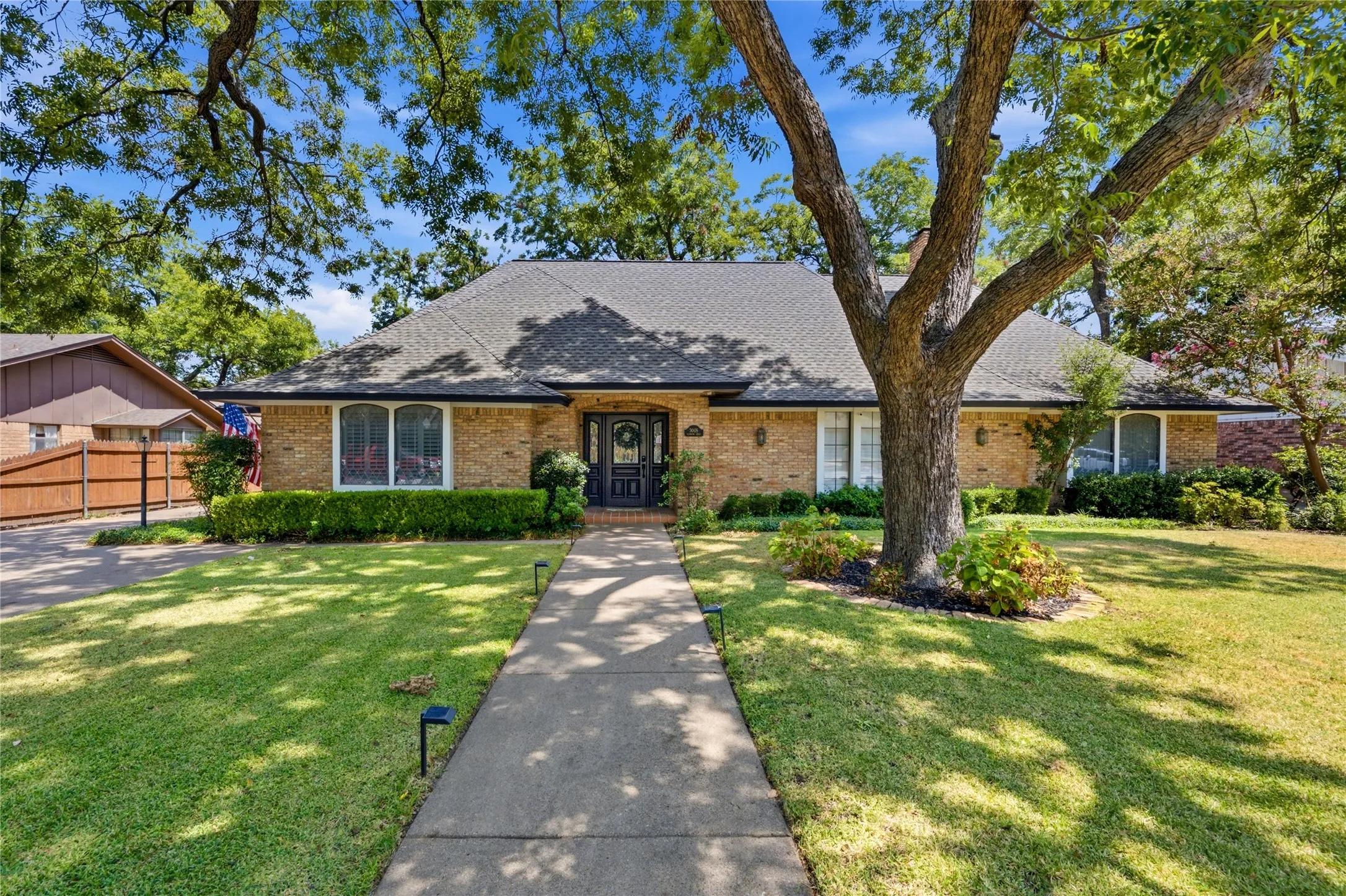 Single Family Residence For Sale in Tarrant County , 3005 Glasgow Drive, Arlington, Texas 76015, 3 Bedroom, 3 Bathroom, 2 Garage spaces, 3,218 Sqft, built in 1978, mls#21373526, Real Estate Agent in Arlington, Homes For Sale in Tarrant county, Homes For Sale in Arlington, Realtor in Arlington Texas, Real Estate Brokerage Independent Realty Texas, Luminita Cordes Realtor