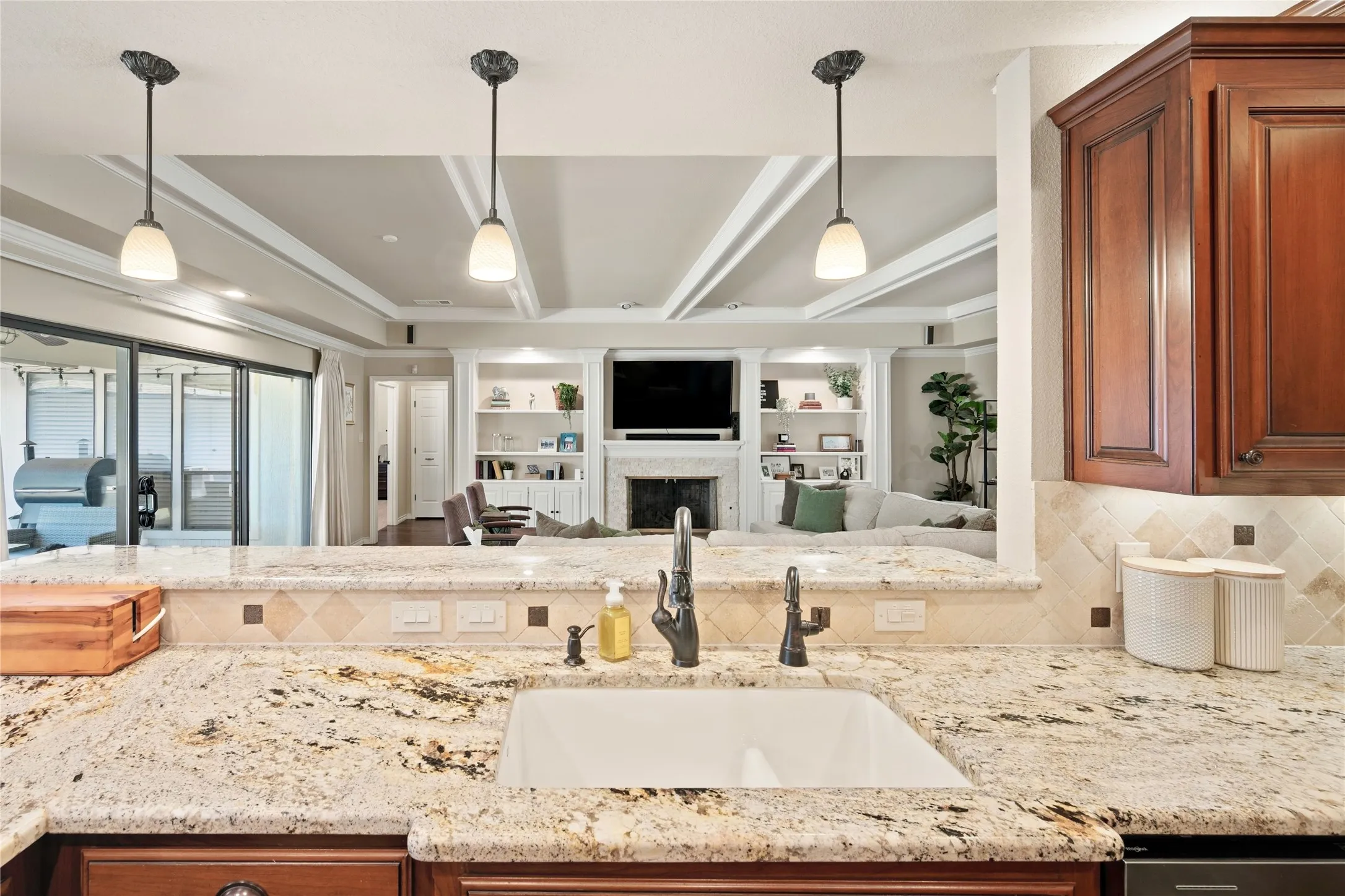 Single Family Residence For Sale in Tarrant County , 3005 Glasgow Drive, Arlington, Texas 76015, 3 Bedroom, 3 Bathroom, 2 Garage spaces, 3,218 Sqft, built in 1978, mls#21373526, Real Estate Agent in Arlington, Homes For Sale in Tarrant county, Homes For Sale in Arlington, Realtor in Arlington Texas, Real Estate Brokerage Independent Realty Texas, Luminita Cordes Realtor