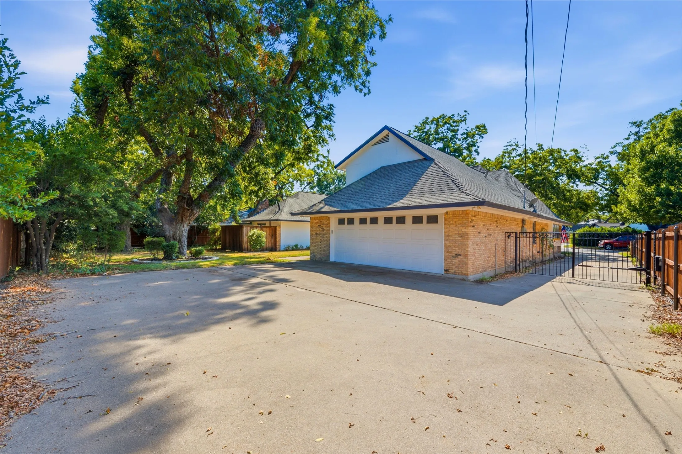 Single Family Residence For Sale in Tarrant County , 3005 Glasgow Drive, Arlington, Texas 76015, 3 Bedroom, 3 Bathroom, 2 Garage spaces, 3,218 Sqft, built in 1978, mls#21373526, Real Estate Agent in Arlington, Homes For Sale in Tarrant county, Homes For Sale in Arlington, Realtor in Arlington Texas, Real Estate Brokerage Independent Realty Texas, Luminita Cordes Realtor