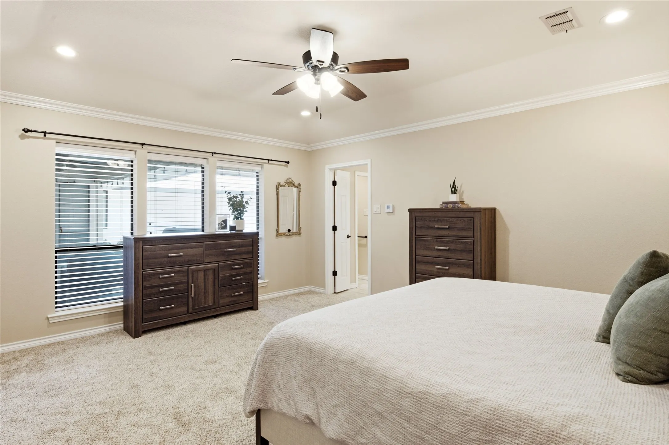 Single Family Residence For Sale in Tarrant County , 3005 Glasgow Drive, Arlington, Texas 76015, 3 Bedroom, 3 Bathroom, 2 Garage spaces, 3,218 Sqft, built in 1978, mls#21373526, Real Estate Agent in Arlington, Homes For Sale in Tarrant county, Homes For Sale in Arlington, Realtor in Arlington Texas, Real Estate Brokerage Independent Realty Texas, Luminita Cordes Realtor