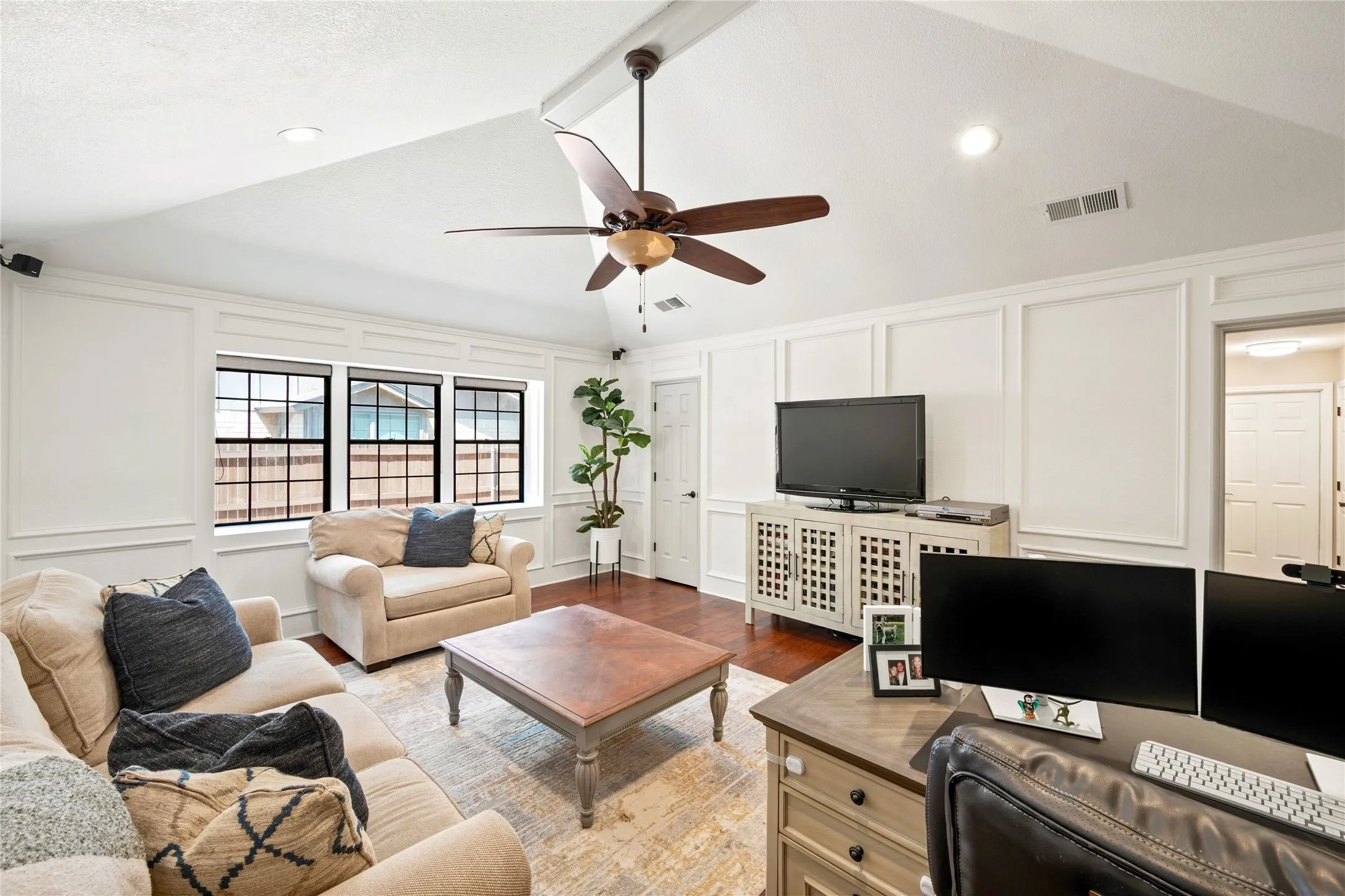 Single Family Residence For Sale in Tarrant County , 3005 Glasgow Drive, Arlington, Texas 76015, 3 Bedroom, 3 Bathroom, 2 Garage spaces, 3,218 Sqft, built in 1978, mls#21373526, Real Estate Agent in Arlington, Homes For Sale in Tarrant county, Homes For Sale in Arlington, Realtor in Arlington Texas, Real Estate Brokerage Independent Realty Texas, Luminita Cordes Realtor