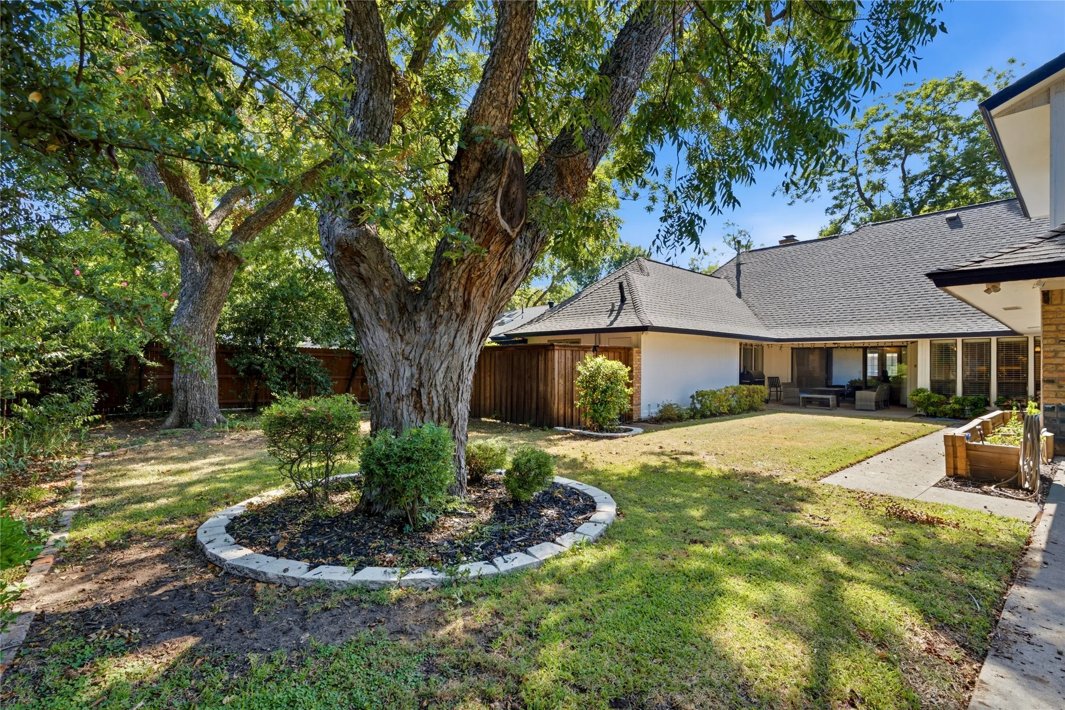 Single Family Residence For Sale in Tarrant County , 3005 Glasgow Drive, Arlington, Texas 76015, 3 Bedroom, 3 Bathroom, 2 Garage spaces, 3,218 Sqft, built in 1978, mls#21373526, Real Estate Agent in Arlington, Homes For Sale in Tarrant county, Homes For Sale in Arlington, Realtor in Arlington Texas, Real Estate Brokerage Independent Realty Texas, Luminita Cordes Realtor