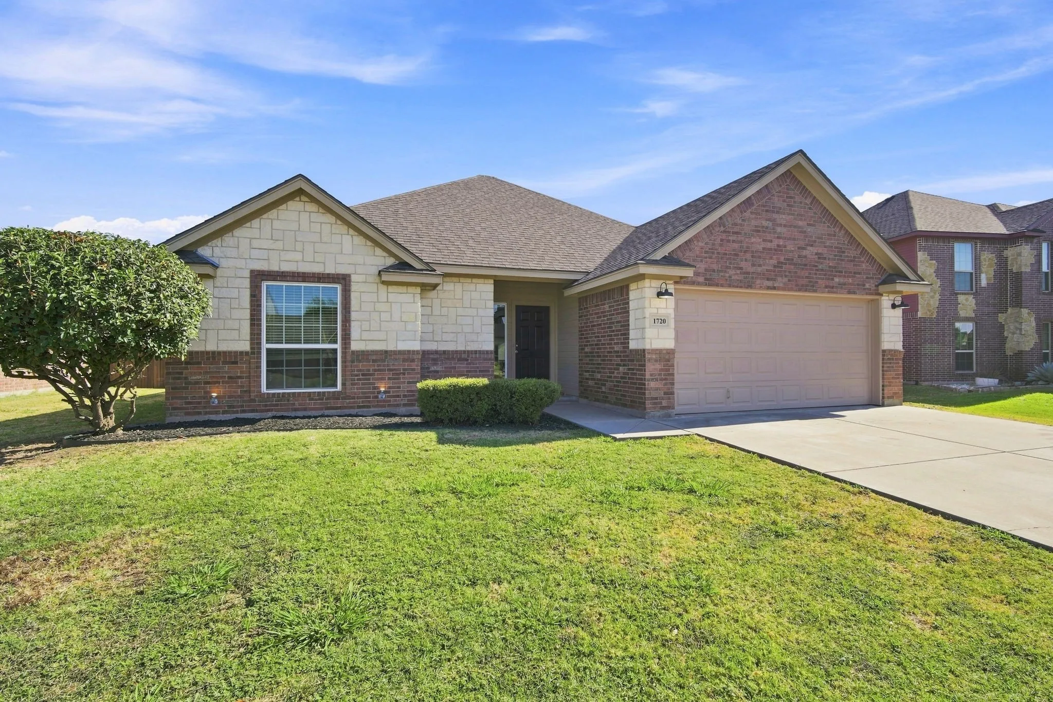 Single Family Residence For Sale in Johnson County , 1720 Lakeway Drive, Cleburne, Texas 76033, 3 Bedroom, 2 Bathroom, 2 Garage spaces, 1,467 Sqft, built in 2011, mls#21363412, Real Estate Agent in Cleburne, Homes For Sale in Johnson county, Homes For Sale in Cleburne, Realtor in Cleburne Texas, Real Estate Brokerage Independent Realty Texas, Luminita Cordes Realtor