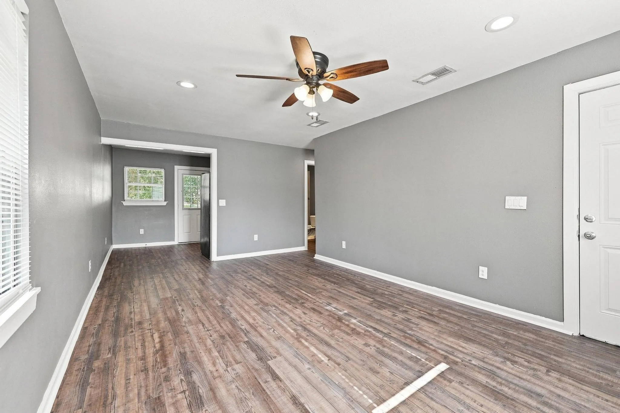 Single Family Residence For Sale in Grayson County , 915 N Throckmorton Street, Sherman, Texas 75090, 3 Bedroom, 2 Bathroom, Garage spaces, 938 Sqft, built in 1950, mls#21377362, Real Estate Agent in Sherman, Homes For Sale in Grayson county, Homes For Sale in Sherman, Realtor in Sherman Texas, Real Estate Brokerage Independent Realty Texas, Luminita Cordes Realtor