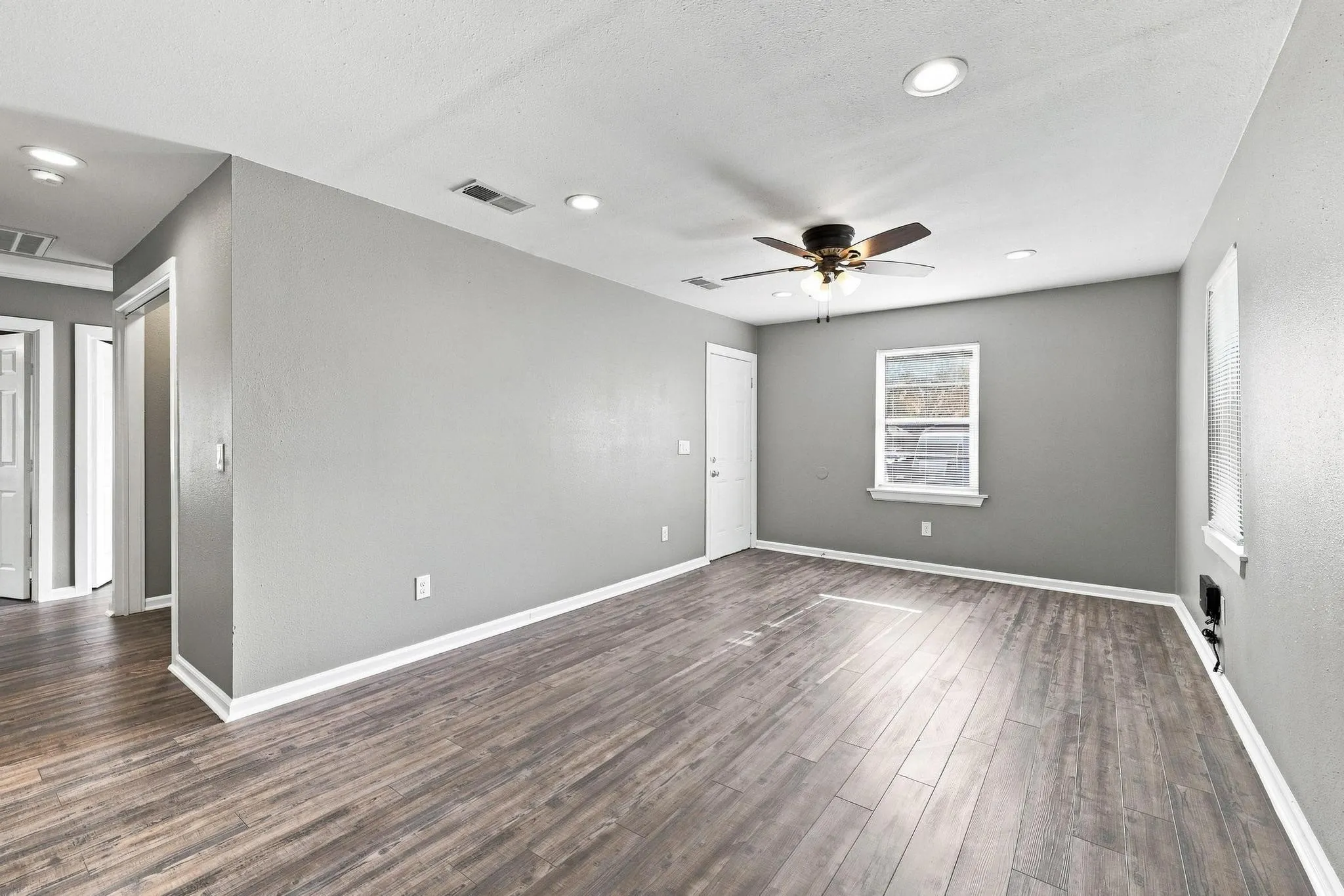 Single Family Residence For Sale in Grayson County , 915 N Throckmorton Street, Sherman, Texas 75090, 3 Bedroom, 2 Bathroom, Garage spaces, 938 Sqft, built in 1950, mls#21377362, Real Estate Agent in Sherman, Homes For Sale in Grayson county, Homes For Sale in Sherman, Realtor in Sherman Texas, Real Estate Brokerage Independent Realty Texas, Luminita Cordes Realtor