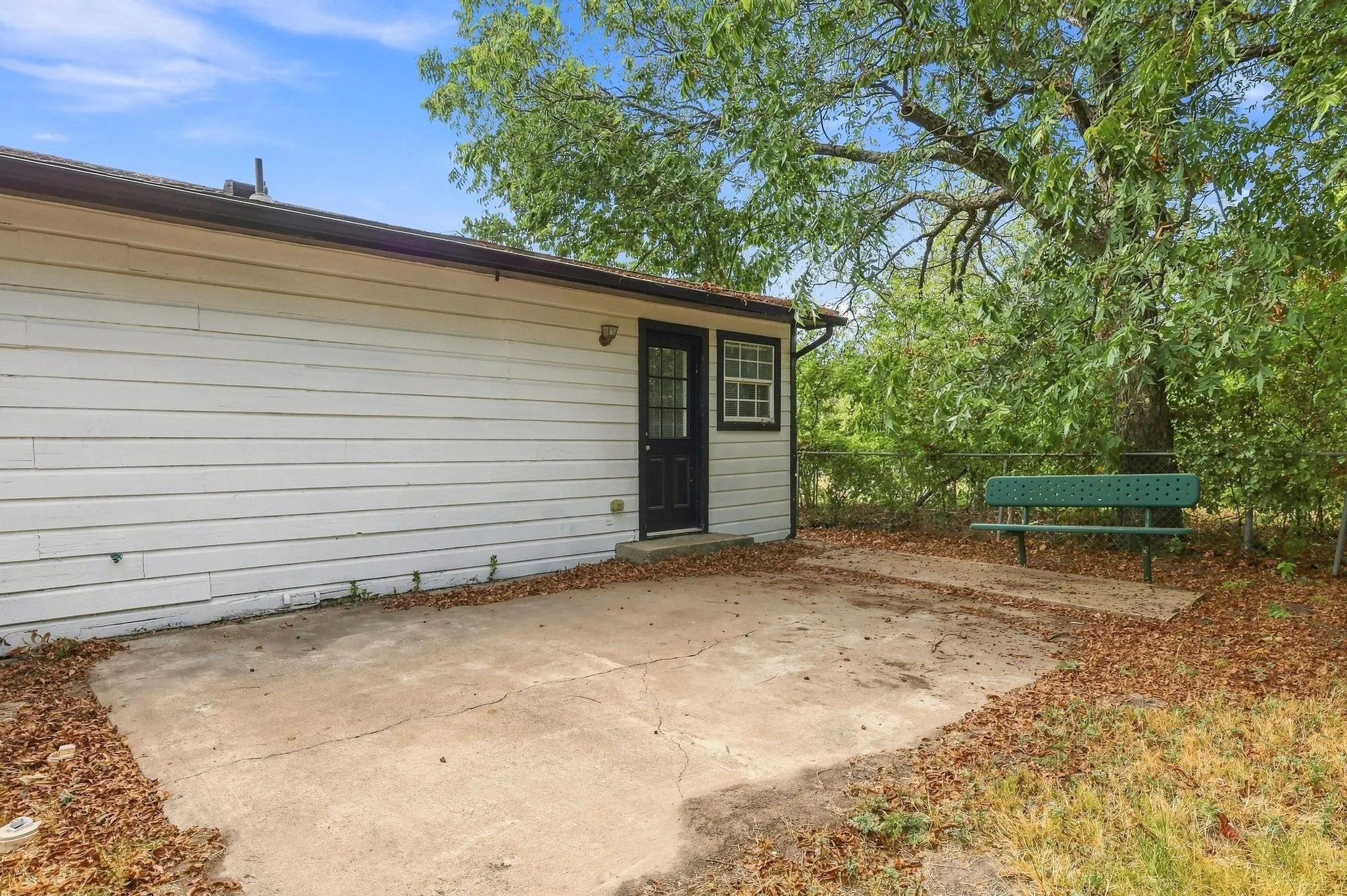 Single Family Residence For Sale in Grayson County , 915 N Throckmorton Street, Sherman, Texas 75090, 3 Bedroom, 2 Bathroom, Garage spaces, 938 Sqft, built in 1950, mls#21377362, Real Estate Agent in Sherman, Homes For Sale in Grayson county, Homes For Sale in Sherman, Realtor in Sherman Texas, Real Estate Brokerage Independent Realty Texas, Luminita Cordes Realtor