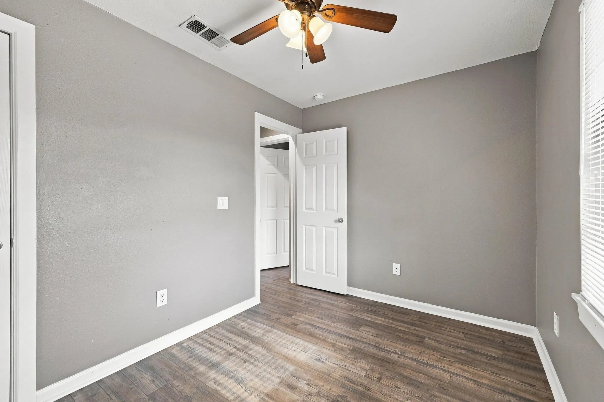 Single Family Residence For Sale in Grayson County , 915 N Throckmorton Street, Sherman, Texas 75090, 3 Bedroom, 2 Bathroom, Garage spaces, 938 Sqft, built in 1950, mls#21377362, Real Estate Agent in Sherman, Homes For Sale in Grayson county, Homes For Sale in Sherman, Realtor in Sherman Texas, Real Estate Brokerage Independent Realty Texas, Luminita Cordes Realtor