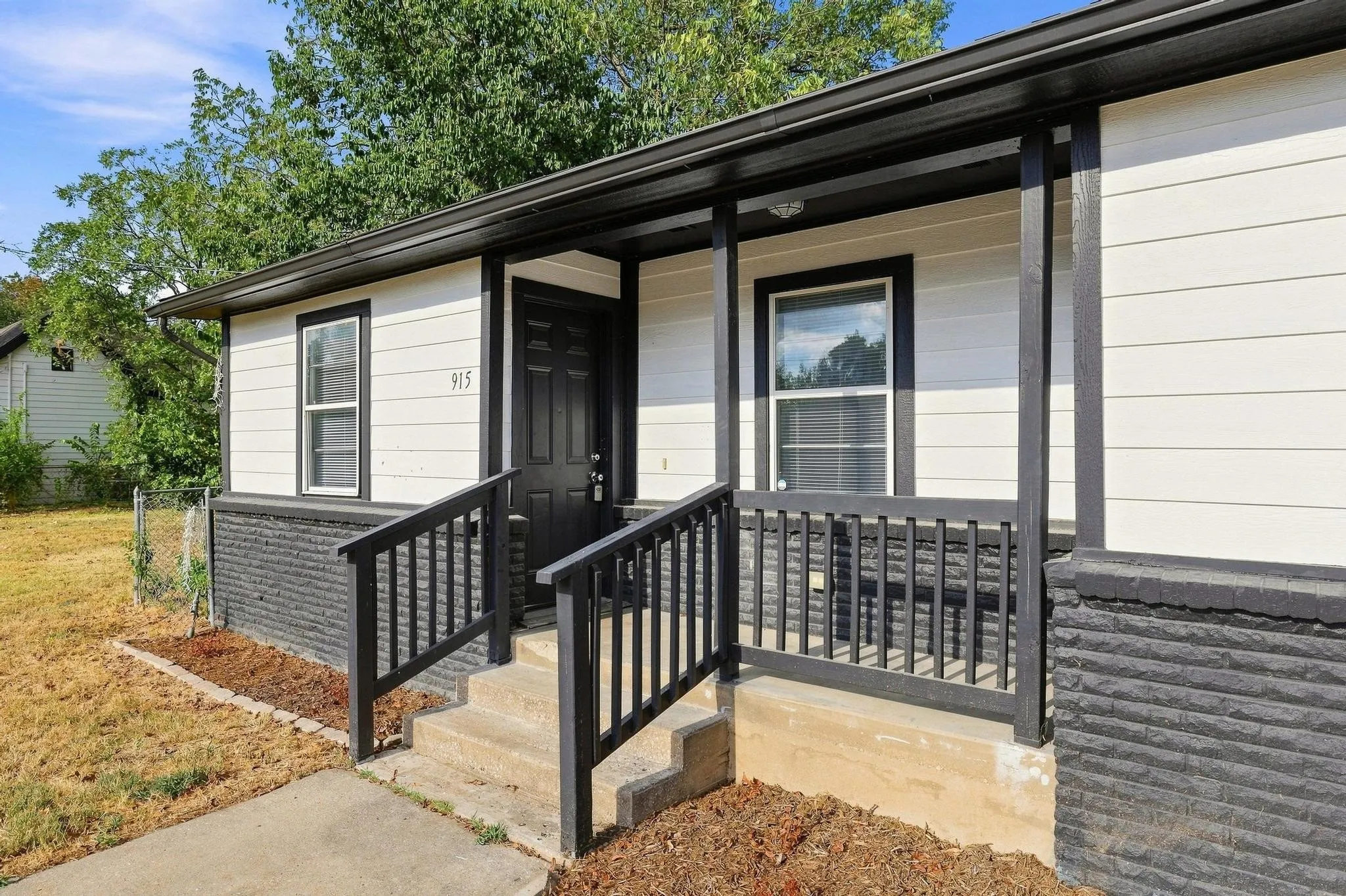 Single Family Residence For Sale in Grayson County , 915 N Throckmorton Street, Sherman, Texas 75090, 3 Bedroom, 2 Bathroom, Garage spaces, 938 Sqft, built in 1950, mls#21377362, Real Estate Agent in Sherman, Homes For Sale in Grayson county, Homes For Sale in Sherman, Realtor in Sherman Texas, Real Estate Brokerage Independent Realty Texas, Luminita Cordes Realtor