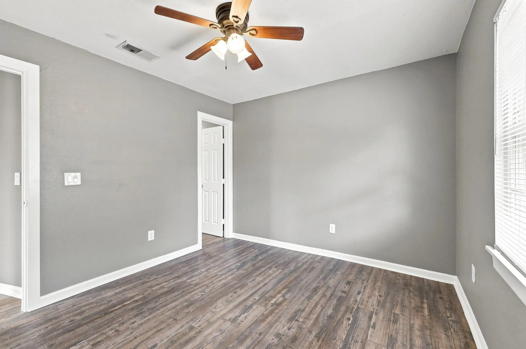 Single Family Residence For Sale in Grayson County , 915 N Throckmorton Street, Sherman, Texas 75090, 3 Bedroom, 2 Bathroom, Garage spaces, 938 Sqft, built in 1950, mls#21377362, Real Estate Agent in Sherman, Homes For Sale in Grayson county, Homes For Sale in Sherman, Realtor in Sherman Texas, Real Estate Brokerage Independent Realty Texas, Luminita Cordes Realtor