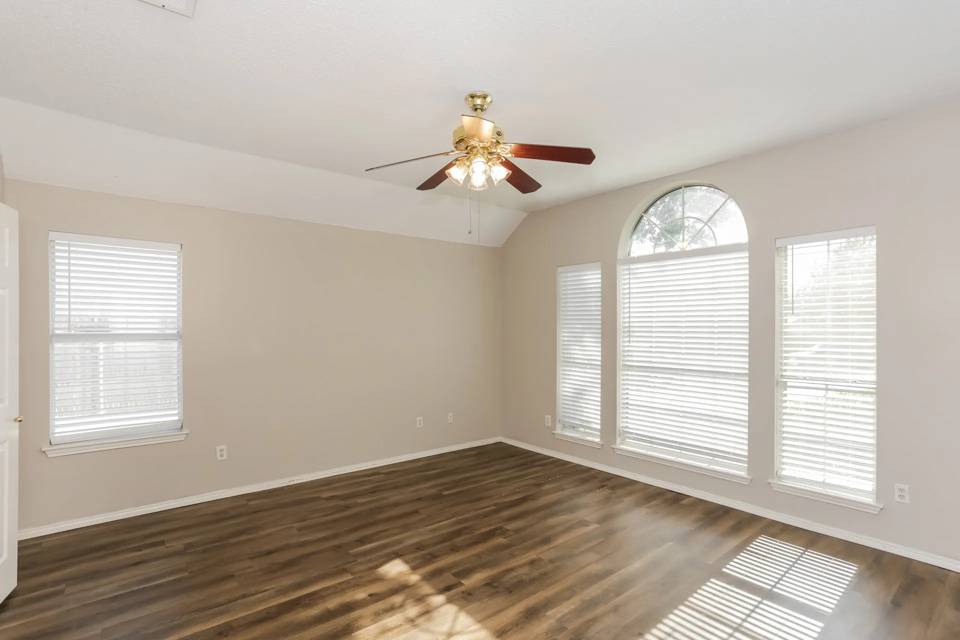 Single Family Residence For Rent in Ellis County , 1146 Finch Circle, Midlothian, Texas 76065, 4 Bedroom, 3 Bathroom, 2 Garage spaces, 2,332 Sqft, built in 2001, mls#21377368, Real Estate Agent in Midlothian, Homes For Rent in Ellis county, Homes For Rent in Midlothian, Realtor in Midlothian Texas, Real Estate Brokerage Independent Realty Texas, Luminita Cordes Realtor