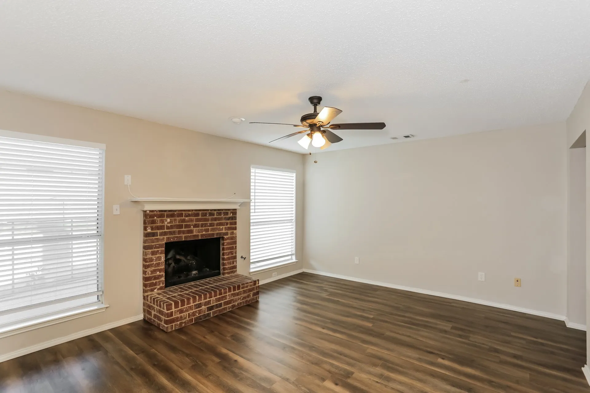 Single Family Residence For Rent in Ellis County , 1146 Finch Circle, Midlothian, Texas 76065, 4 Bedroom, 3 Bathroom, 2 Garage spaces, 2,332 Sqft, built in 2001, mls#21377368, Real Estate Agent in Midlothian, Homes For Rent in Ellis county, Homes For Rent in Midlothian, Realtor in Midlothian Texas, Real Estate Brokerage Independent Realty Texas, Luminita Cordes Realtor