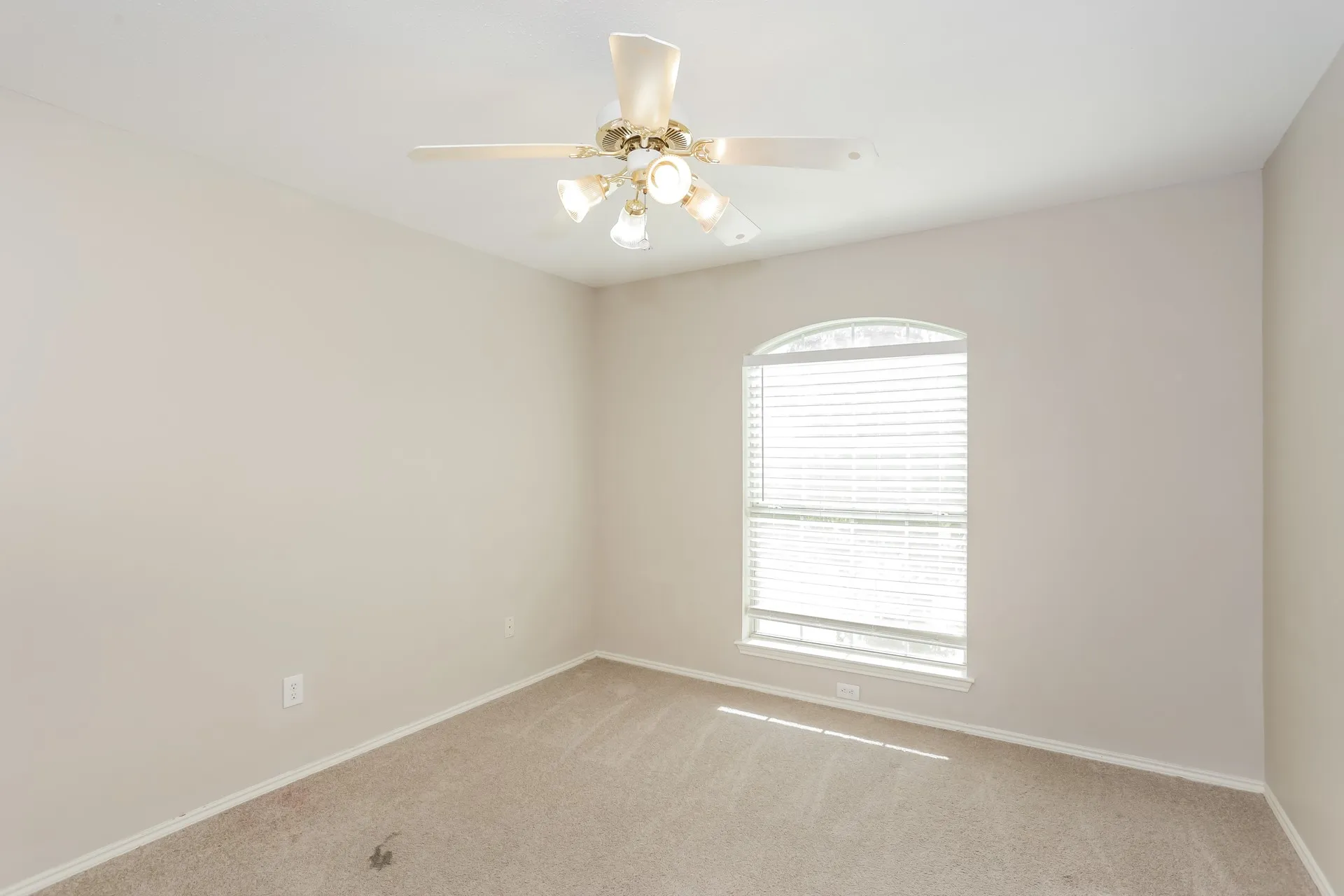 Single Family Residence For Rent in Ellis County , 1146 Finch Circle, Midlothian, Texas 76065, 4 Bedroom, 3 Bathroom, 2 Garage spaces, 2,332 Sqft, built in 2001, mls#21377368, Real Estate Agent in Midlothian, Homes For Rent in Ellis county, Homes For Rent in Midlothian, Realtor in Midlothian Texas, Real Estate Brokerage Independent Realty Texas, Luminita Cordes Realtor