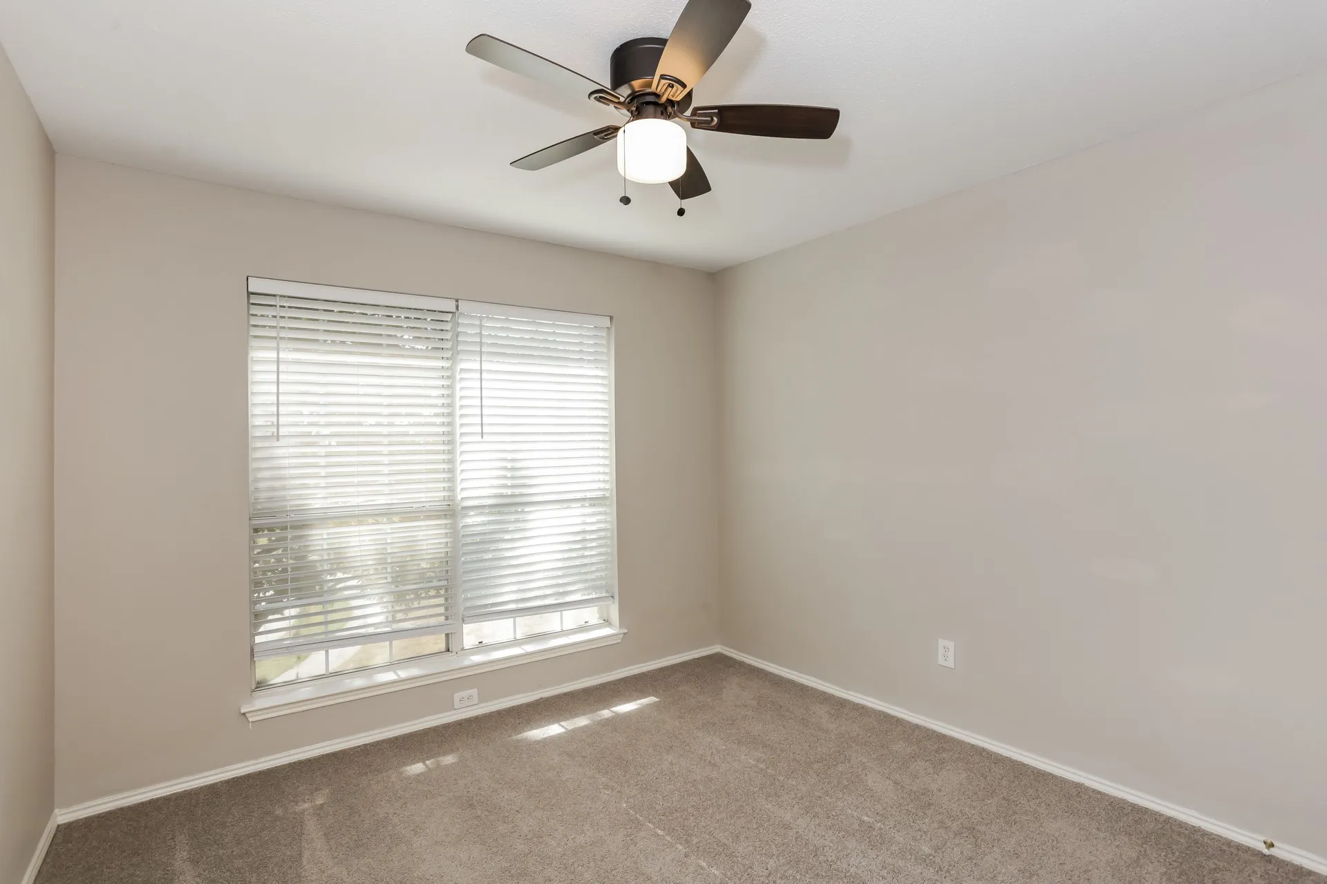 Single Family Residence For Rent in Ellis County , 1146 Finch Circle, Midlothian, Texas 76065, 4 Bedroom, 3 Bathroom, 2 Garage spaces, 2,332 Sqft, built in 2001, mls#21377368, Real Estate Agent in Midlothian, Homes For Rent in Ellis county, Homes For Rent in Midlothian, Realtor in Midlothian Texas, Real Estate Brokerage Independent Realty Texas, Luminita Cordes Realtor