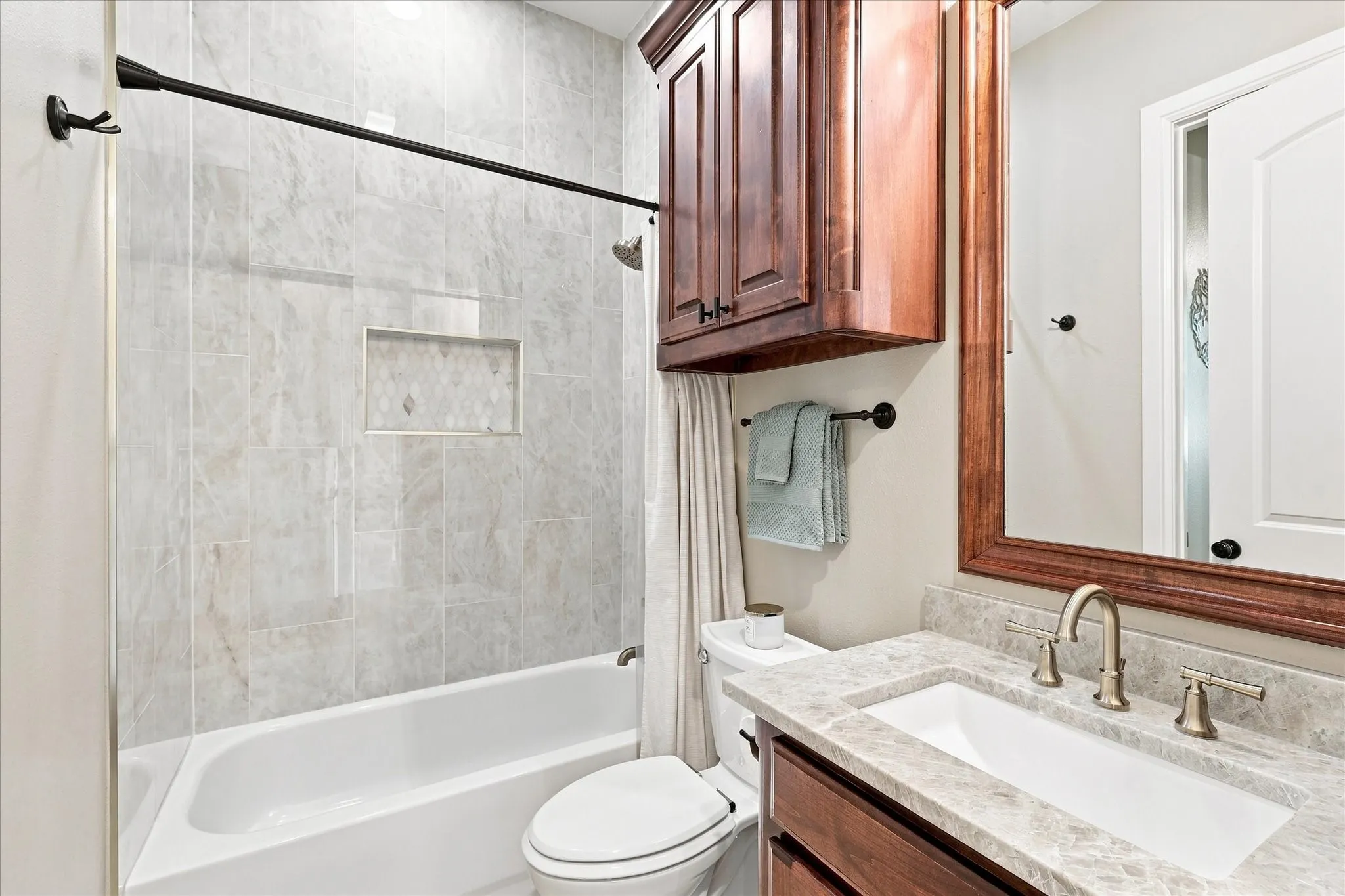 Single Family Residence For Sale in Tarrant County , 1228 Robin Drive, Keller, Texas 76262, 5 Bedroom, 3 Bathroom, 3 Garage spaces, 3,721 Sqft, built in 2008, mls#21352711, Real Estate Agent in Keller, Homes For Sale in Tarrant county, Homes For Sale in Keller, Realtor in Keller Texas, Real Estate Brokerage Independent Realty Texas, Luminita Cordes Realtor