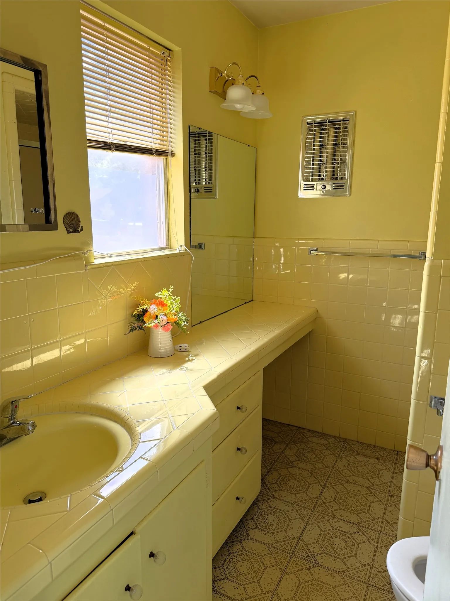 Single Family Residence For Sale in Taylor County , 2509 Crescent Drive, Abilene, Texas 79605, 3 Bedroom, 2 Bathroom, 2 Garage spaces, 1,572 Sqft, built in 1961, mls#21377010, Real Estate Agent in Abilene, Homes For Sale in Taylor county, Homes For Sale in Abilene, Realtor in Abilene Texas, Real Estate Brokerage Independent Realty Texas, Luminita Cordes Realtor