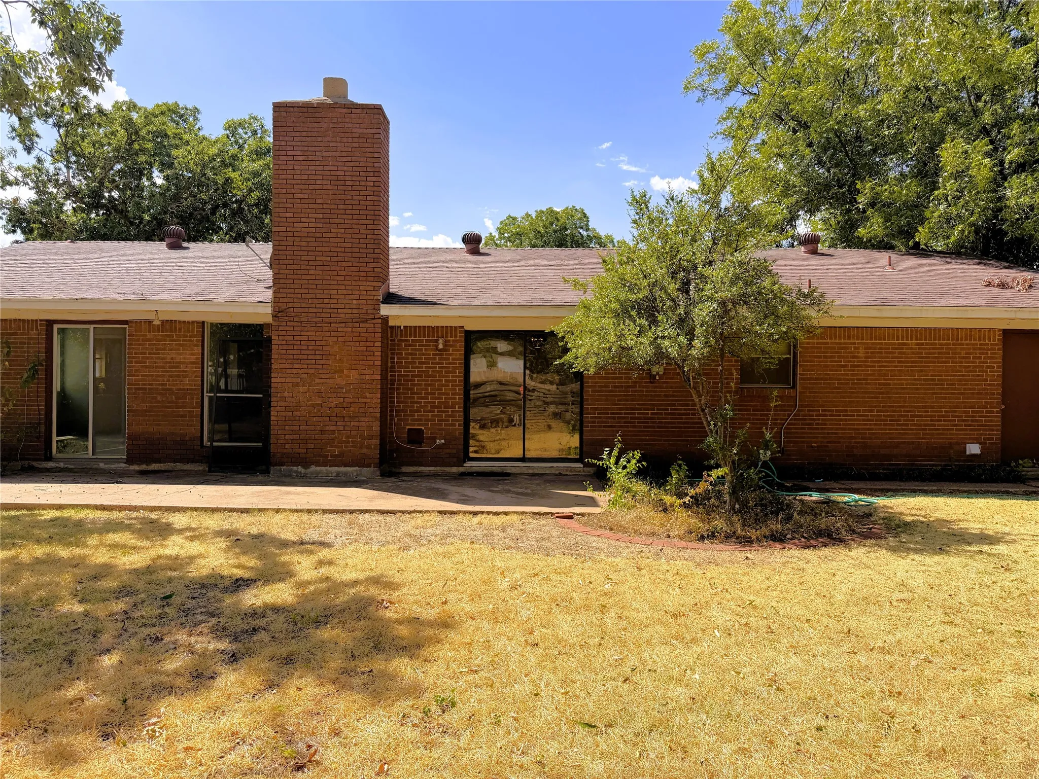 Single Family Residence For Sale in Taylor County , 2509 Crescent Drive, Abilene, Texas 79605, 3 Bedroom, 2 Bathroom, 2 Garage spaces, 1,572 Sqft, built in 1961, mls#21377010, Real Estate Agent in Abilene, Homes For Sale in Taylor county, Homes For Sale in Abilene, Realtor in Abilene Texas, Real Estate Brokerage Independent Realty Texas, Luminita Cordes Realtor
