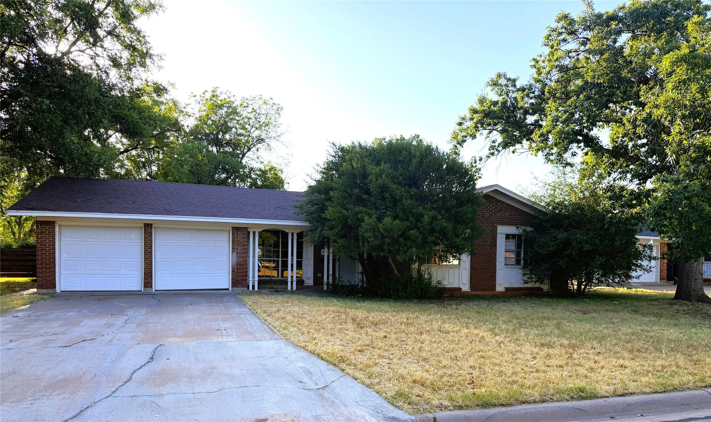 Single Family Residence For Sale in Taylor County , 2509 Crescent Drive, Abilene, Texas 79605, 3 Bedroom, 2 Bathroom, 2 Garage spaces, 1,572 Sqft, built in 1961, mls#21377010, Real Estate Agent in Abilene, Homes For Sale in Taylor county, Homes For Sale in Abilene, Realtor in Abilene Texas, Real Estate Brokerage Independent Realty Texas, Luminita Cordes Realtor