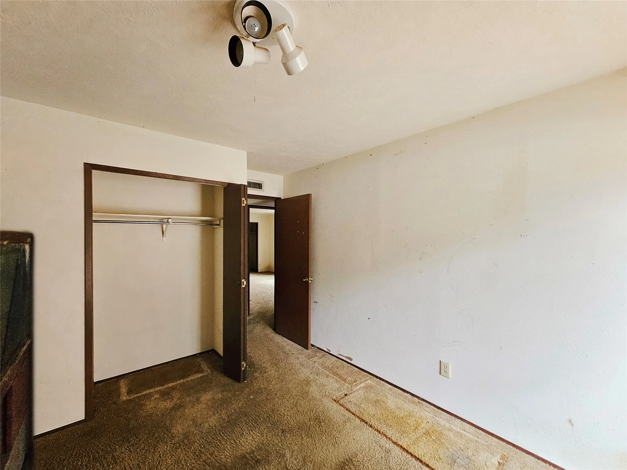 Single Family Residence For Sale in Denton County , 5717 Terry Street, The Colony, Texas 75056, 3 Bedroom, 2 Bathroom, 1 Garage spaces, 1,727 Sqft, built in 1983, mls#21377365, Real Estate Agent in The Colony, Homes For Sale in Denton county, Homes For Sale in The Colony, Realtor in The Colony Texas, Real Estate Brokerage Independent Realty Texas, Luminita Cordes Realtor