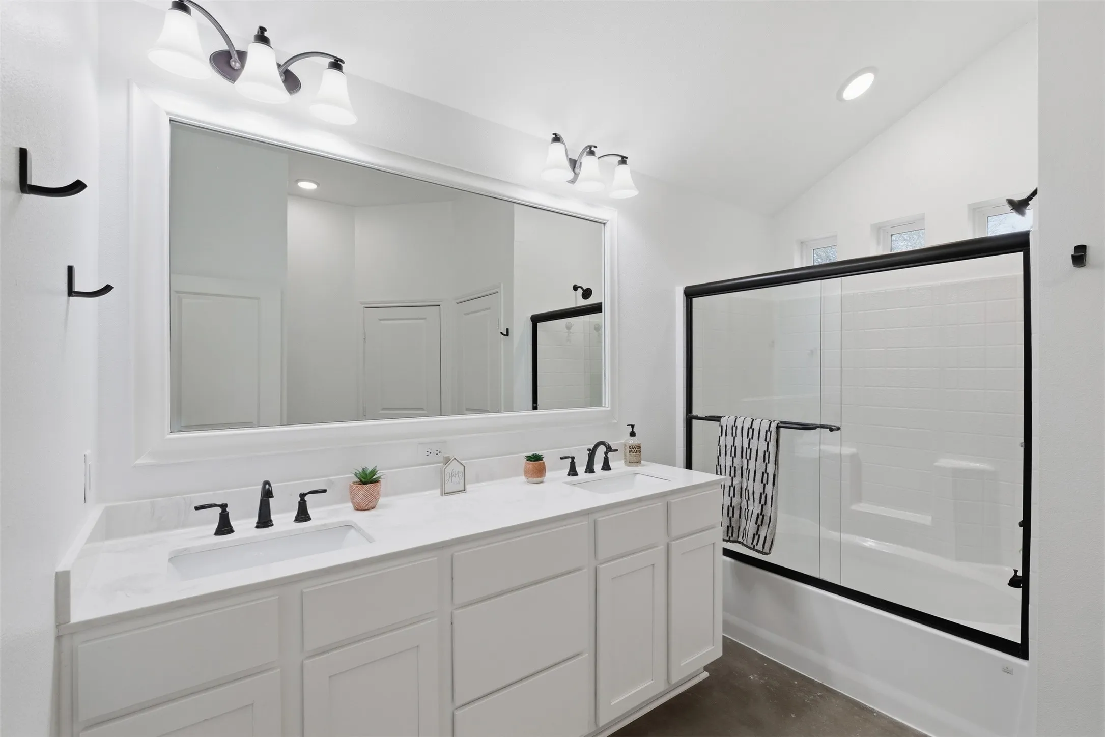 Single Family Residence For Sale in Hunt County , 5000 FM 2947, Greenville, Texas 75402, 3 Bedroom, 2 Bathroom, 2 Garage spaces, 1,756 Sqft, built in 2021, mls#21374747, Real Estate Agent in Greenville, Homes For Sale in Hunt county, Homes For Sale in Greenville, Realtor in Greenville Texas, Real Estate Brokerage Independent Realty Texas, Luminita Cordes Realtor