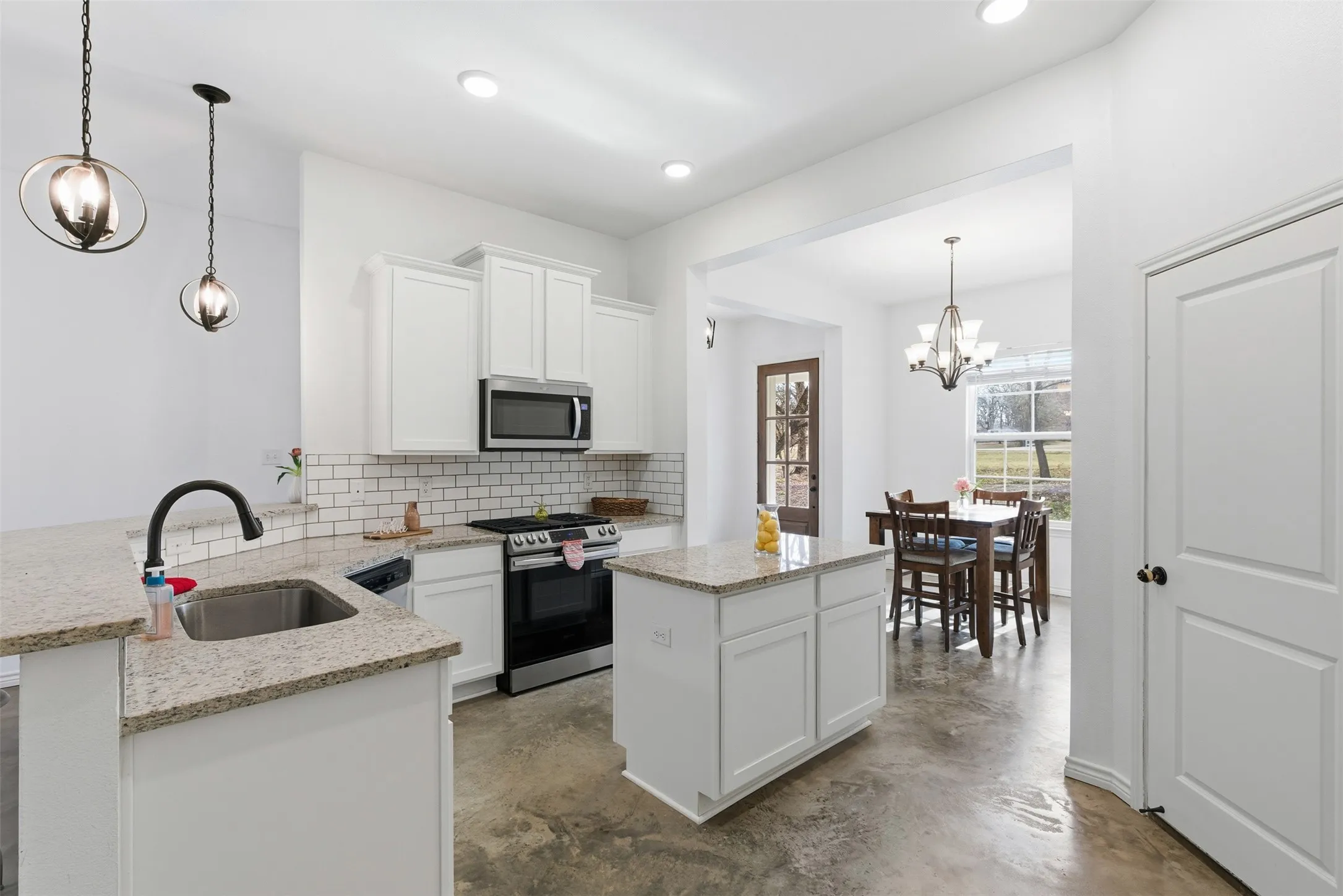 Single Family Residence For Sale in Hunt County , 5000 FM 2947, Greenville, Texas 75402, 3 Bedroom, 2 Bathroom, 2 Garage spaces, 1,756 Sqft, built in 2021, mls#21374747, Real Estate Agent in Greenville, Homes For Sale in Hunt county, Homes For Sale in Greenville, Realtor in Greenville Texas, Real Estate Brokerage Independent Realty Texas, Luminita Cordes Realtor