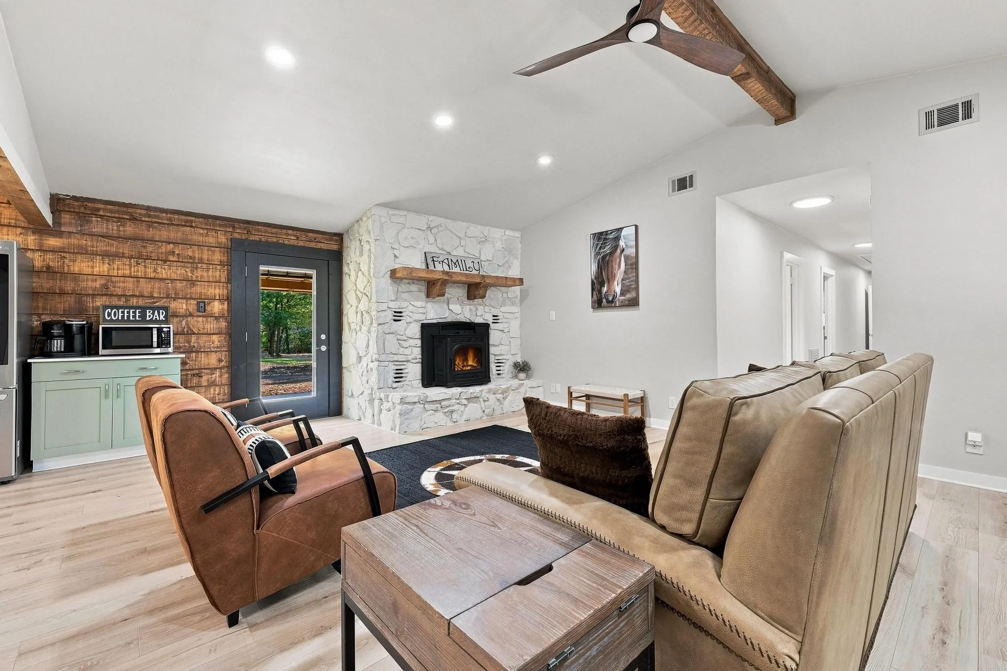 Single Family Residence For Sale in Grayson County , 230 Frosty Hollow Road, Denison, Texas 75021, 5 Bedroom, 3 Bathroom, Garage spaces, 2,700 Sqft, built in 1976, mls#21375834, Real Estate Agent in Denison, Homes For Sale in Grayson county, Homes For Sale in Denison, Realtor in Denison Texas, Real Estate Brokerage Independent Realty Texas, Luminita Cordes Realtor