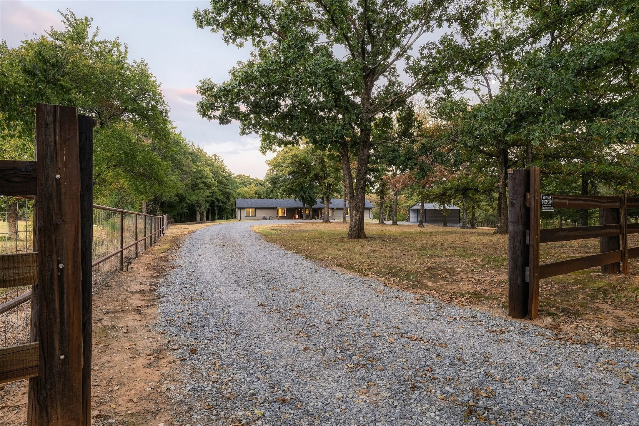 Single Family Residence For Sale in Grayson County , 230 Frosty Hollow Road, Denison, Texas 75021, 5 Bedroom, 3 Bathroom, Garage spaces, 2,700 Sqft, built in 1976, mls#21375834, Real Estate Agent in Denison, Homes For Sale in Grayson county, Homes For Sale in Denison, Realtor in Denison Texas, Real Estate Brokerage Independent Realty Texas, Luminita Cordes Realtor